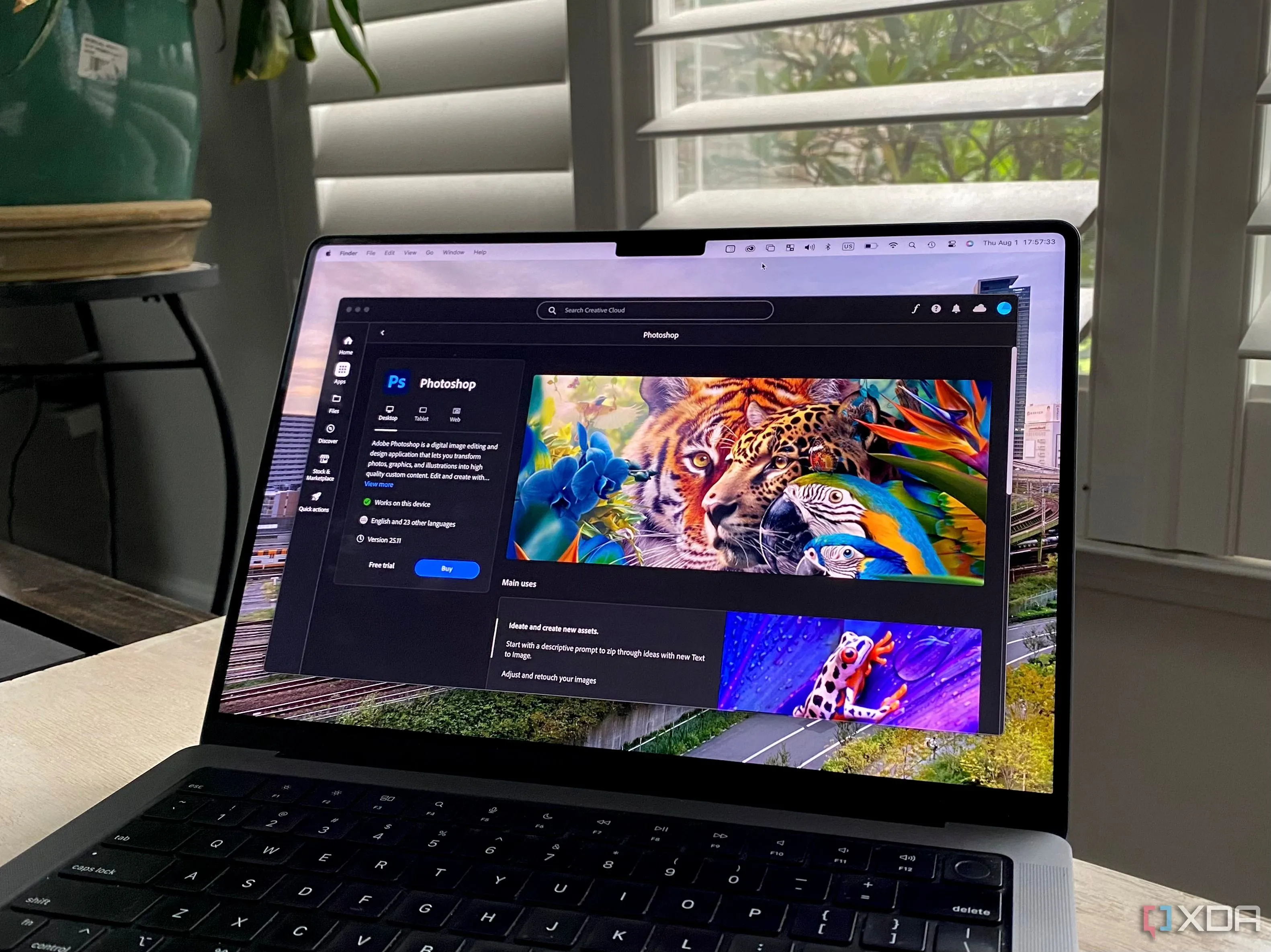 Adobe Creative Cloud trên MacBook hiển thị ứng dụng Photoshop