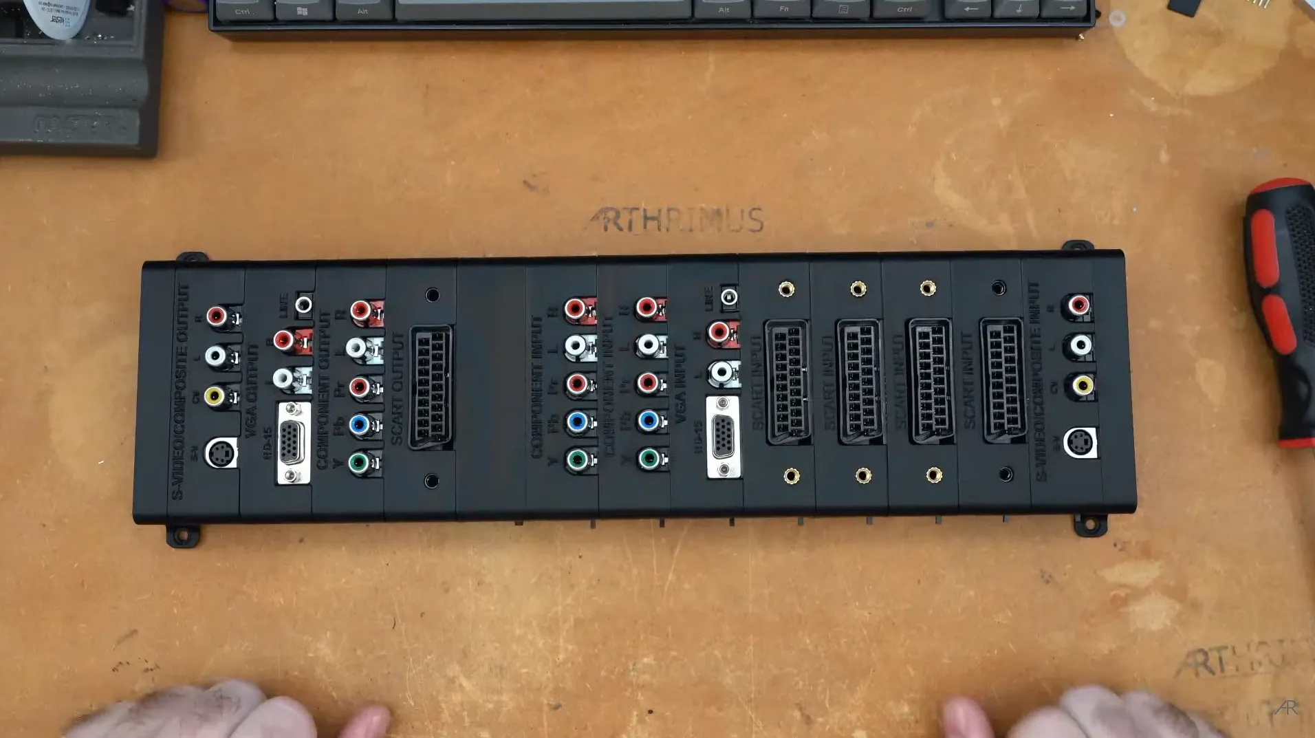 Ảnh cận cảnh thiết bị chuyển đổi video Scalable Video Switch với nhiều cổng input và output