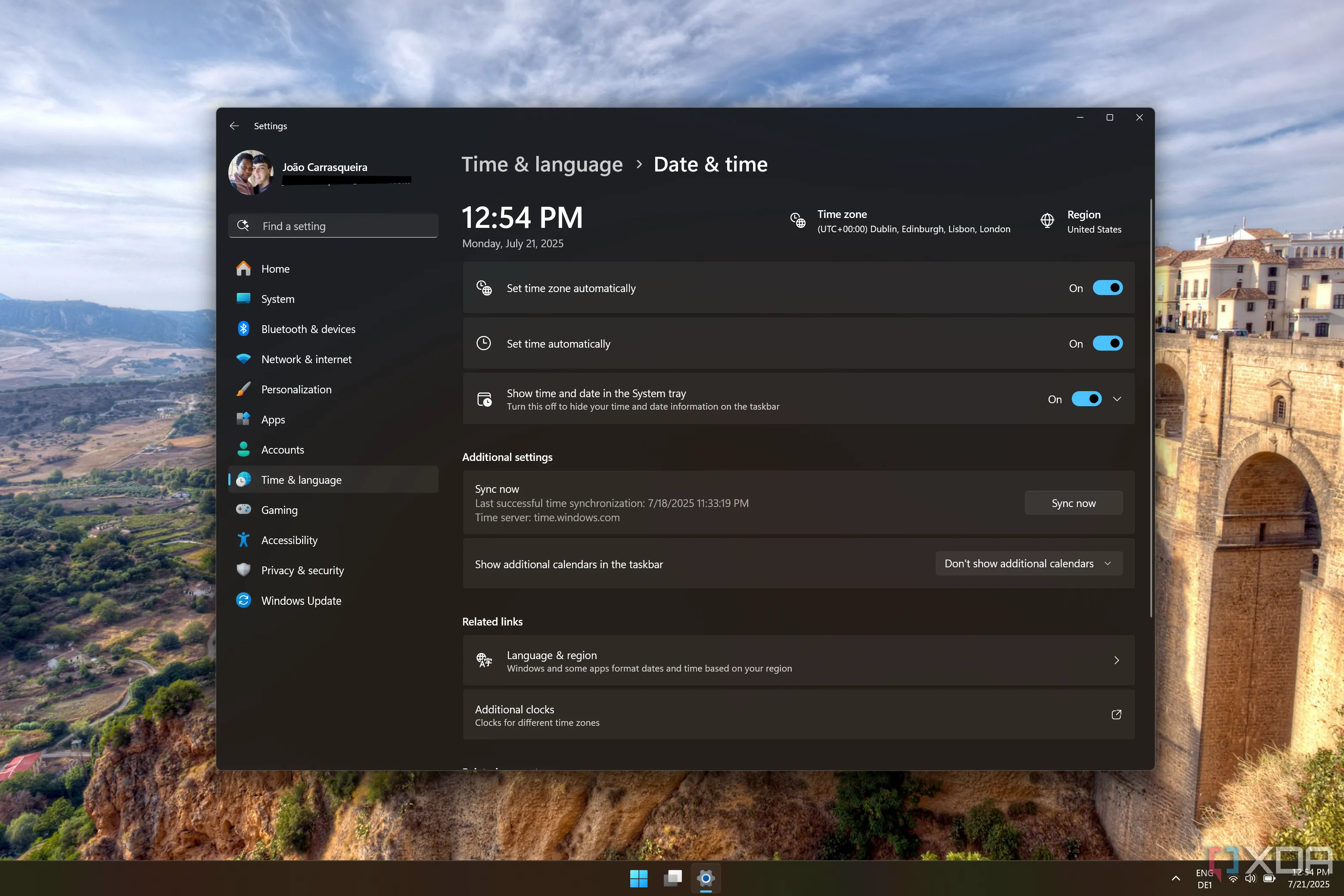 Ảnh chụp màn hình cài đặt ngày và giờ trong Windows 11 với tùy chọn đặt múi giờ tự động được bật