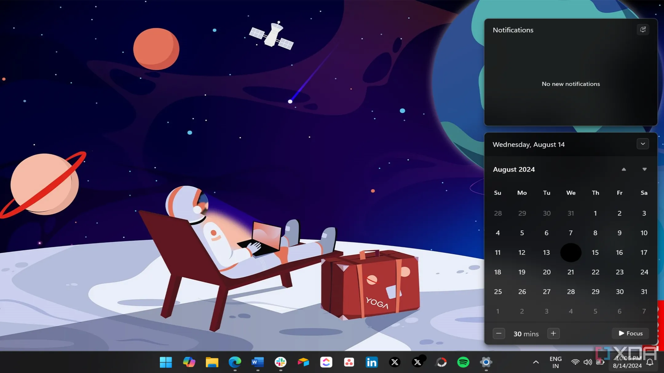 Ảnh chụp màn hình Calendar flyout của Windows 11 hiển thị đồng hồ và các thông báo trong chế độ nền tối.