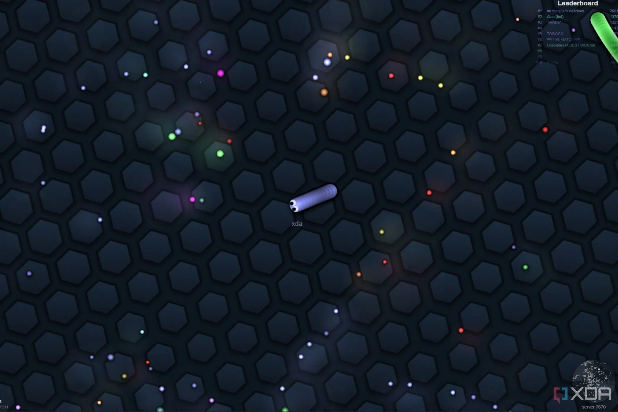 Ảnh chụp màn hình game Slither.io với con rắn khổng lồ và các hạt thức ăn trên bản đồ