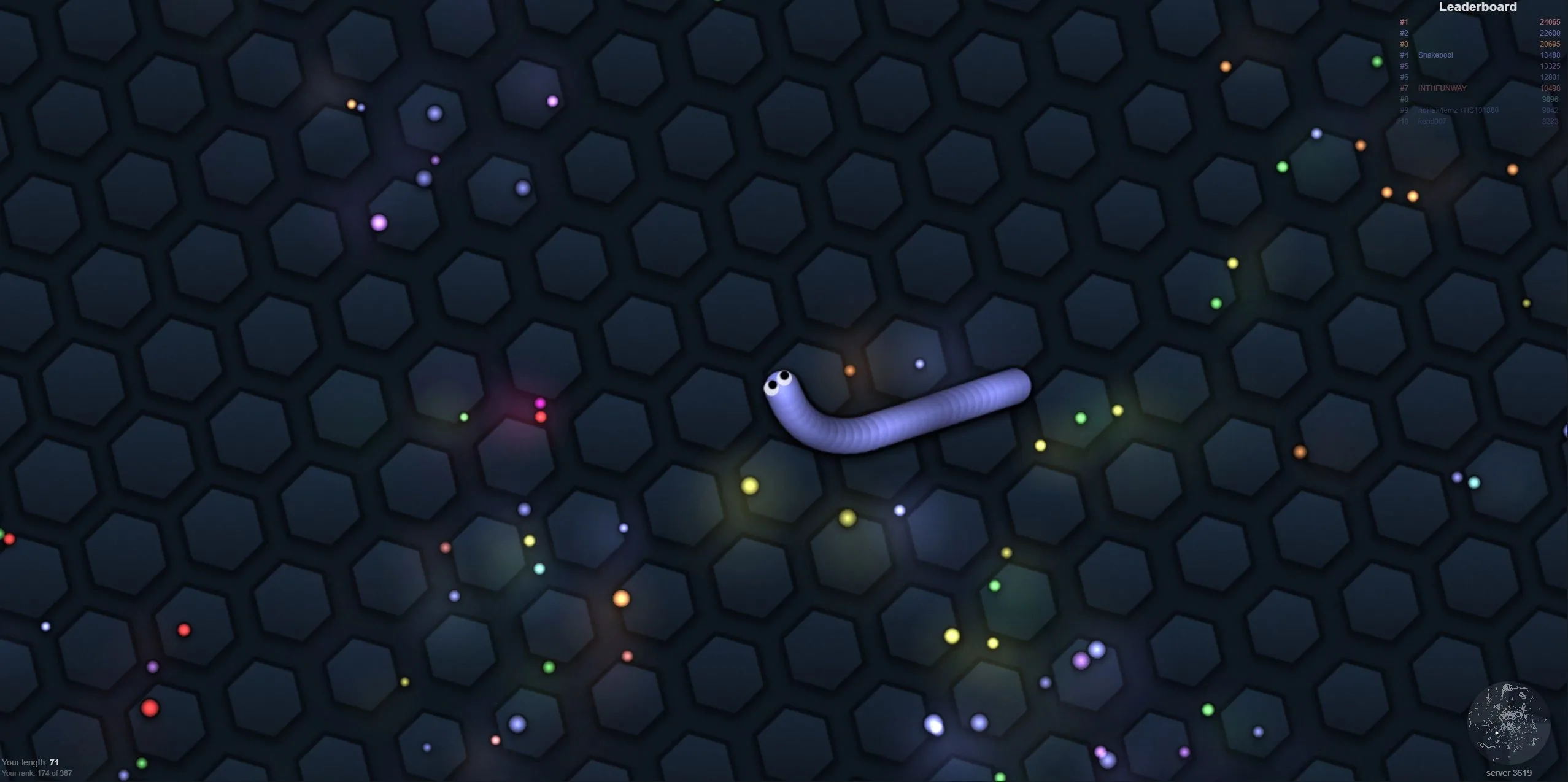 Ảnh chụp màn hình trò chơi Slither.io trên trình duyệt web, với chú rắn nhiều màu sắc