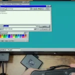 Ảnh chụp màn hình Windows 95 đang chạy trên PlayStation 2, minh họa giao diện hệ điều hành cổ điển thông qua giả lập Bochs