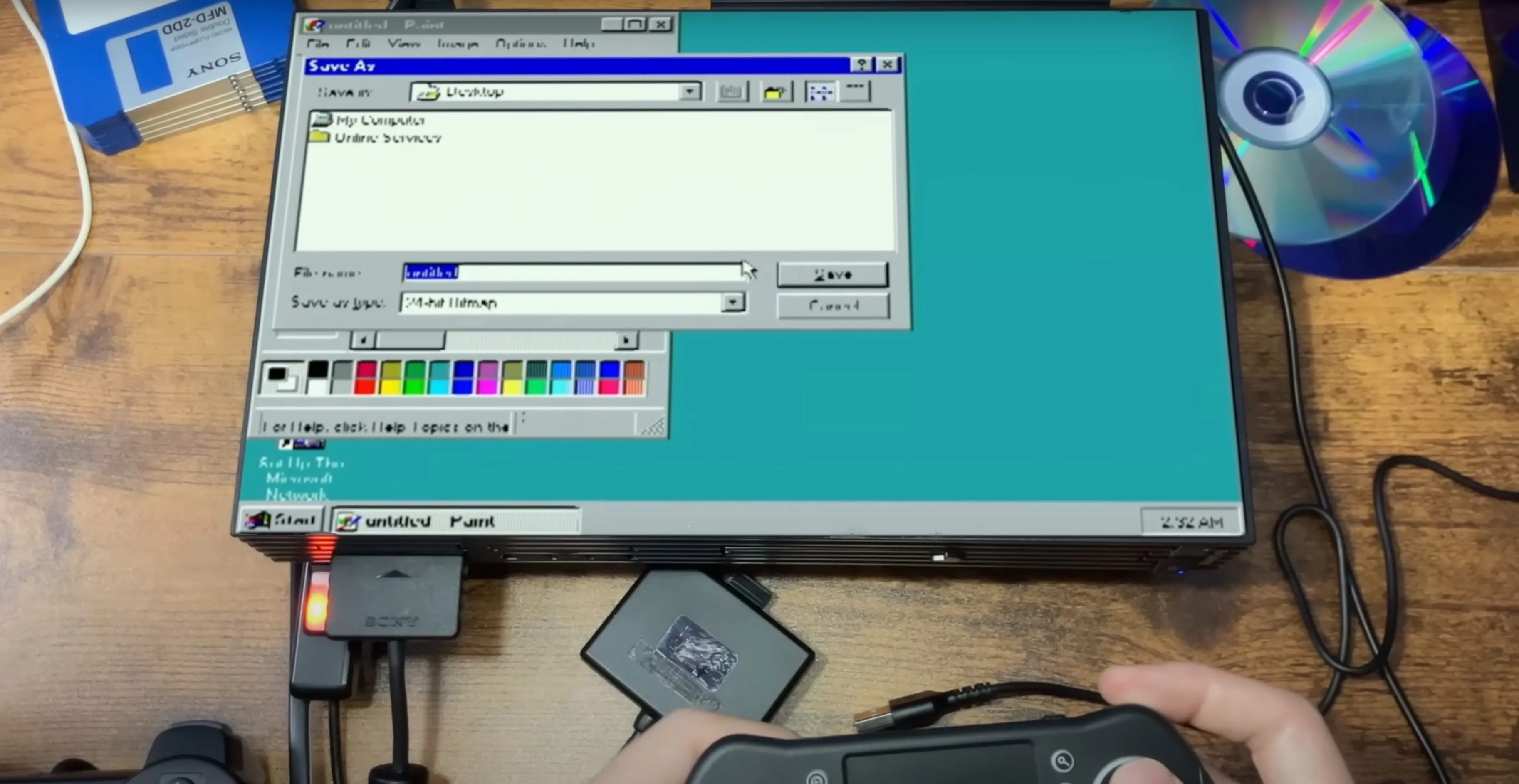 Ảnh chụp màn hình Windows 95 đang chạy trên PlayStation 2, minh họa giao diện hệ điều hành cổ điển thông qua giả lập Bochs