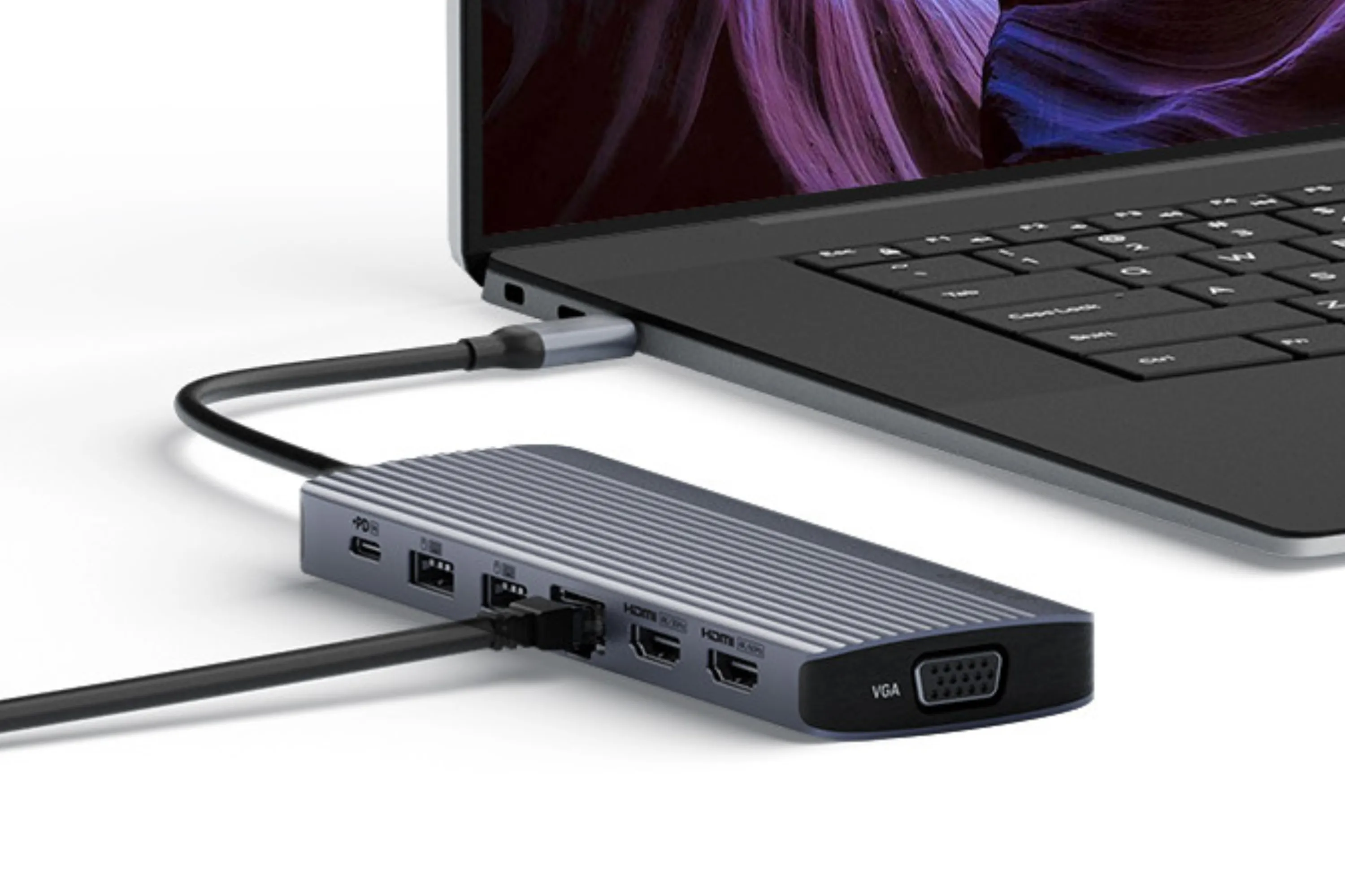 Anker 14-in-1 USB-C Hub đang được kết nối với laptop qua cổng USB-C