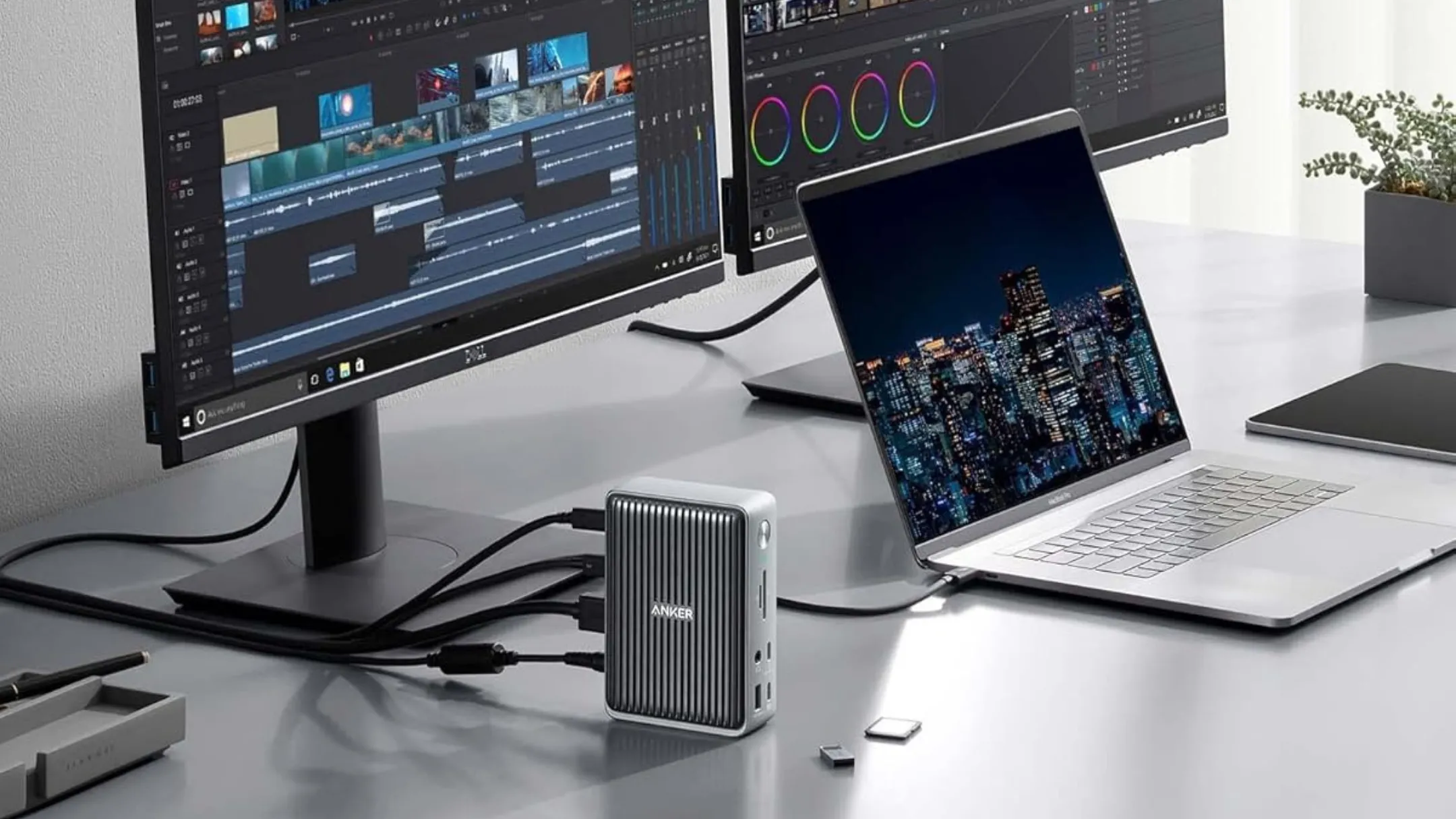 Anker 577 Docking Station được kết nối với laptop và màn hình trên bàn làm việc