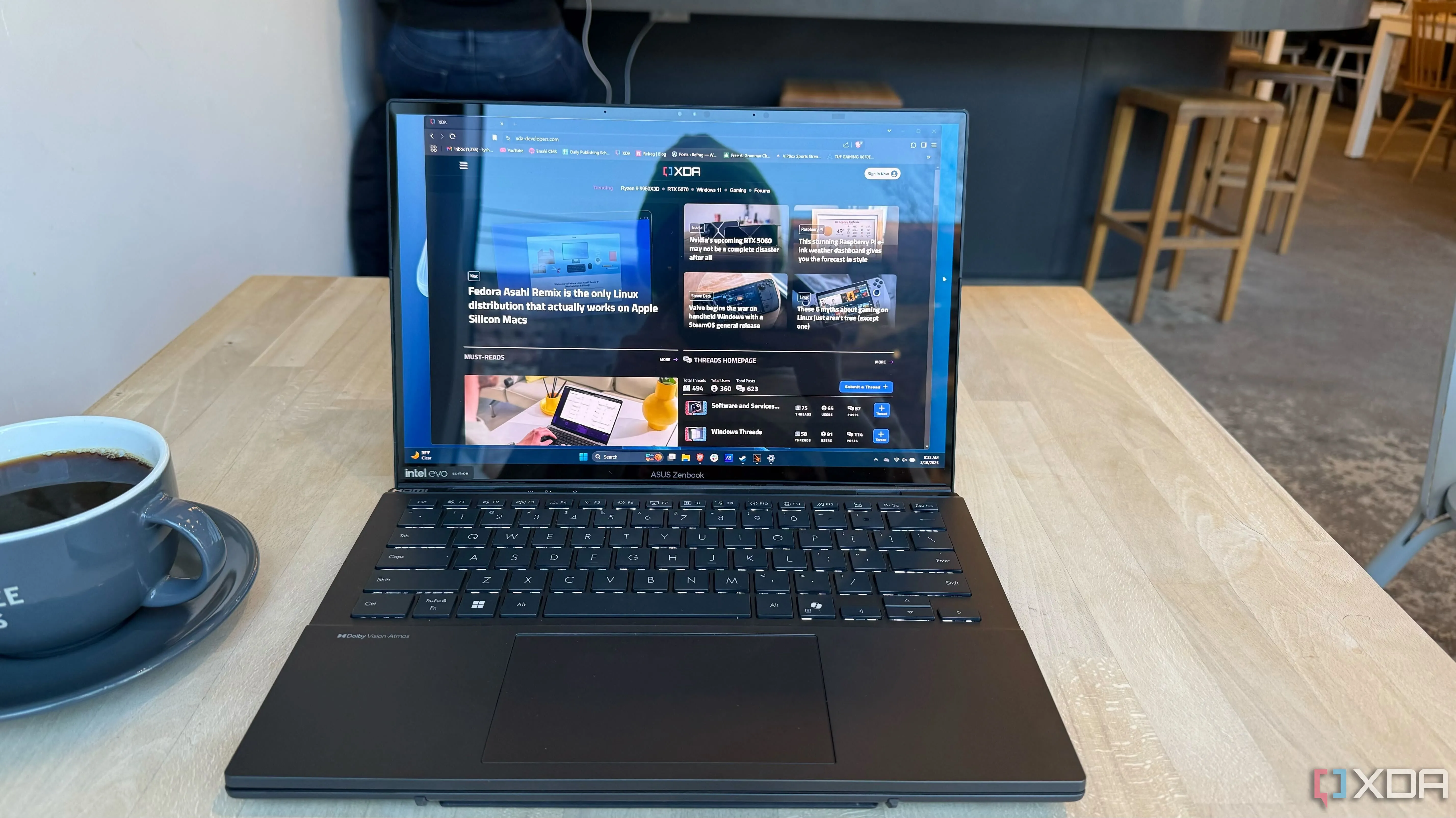 ASUS Zenbook Duo trong chế độ sách, hiển thị hai màn hình OLED liền mạch cho năng suất làm việc