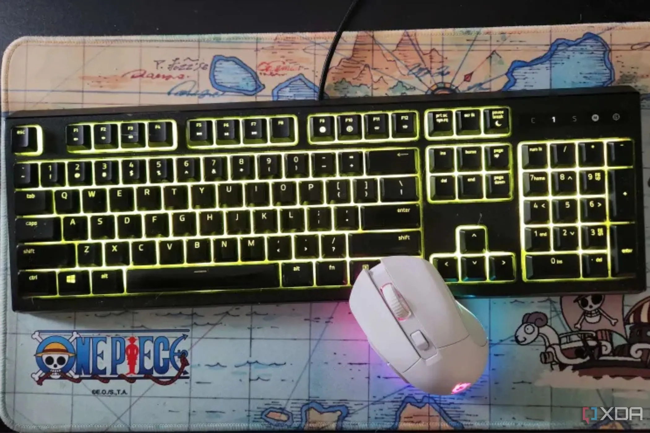 Bàn phím và chuột máy tính trên bàn, các công cụ cần thiết để cài đặt EmuDeck trên Steam Deck ở chế độ desktop.