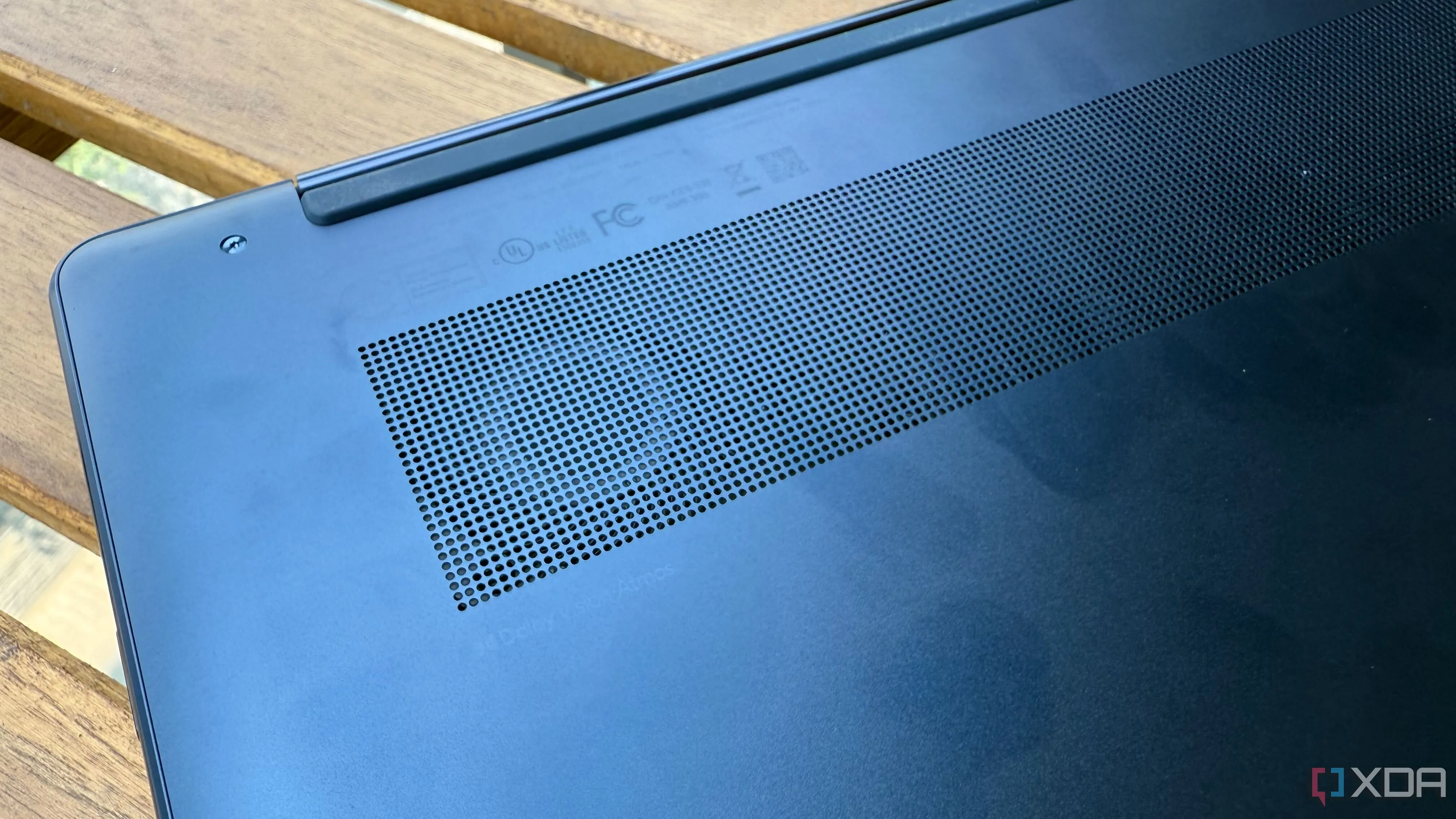 Bàn phím và touchpad rộng rãi của laptop Lenovo Yoga 9i (2025)