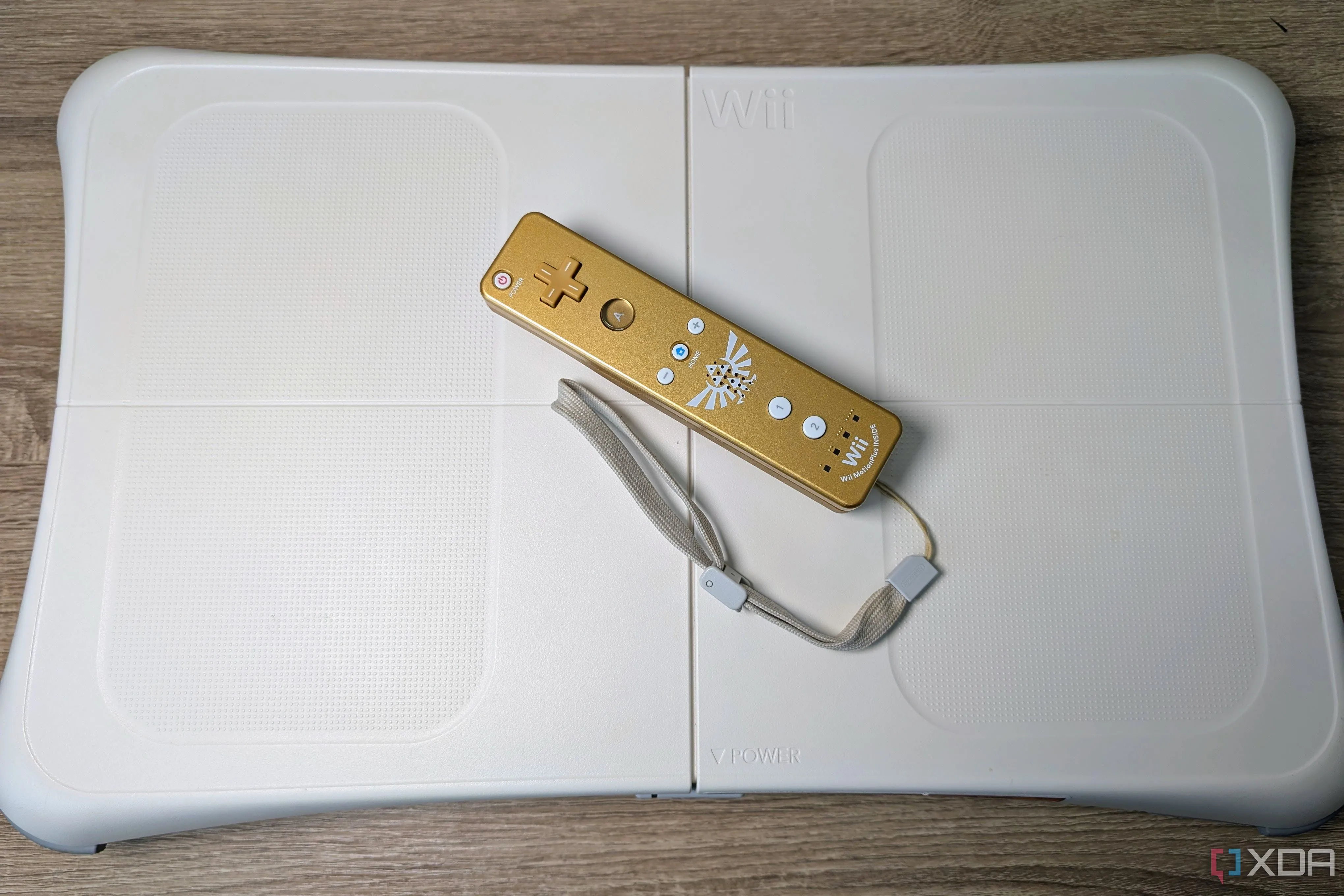 Bảng cân bằng Wii Balance Board màu trắng kèm tay cầm Wii Remote vàng