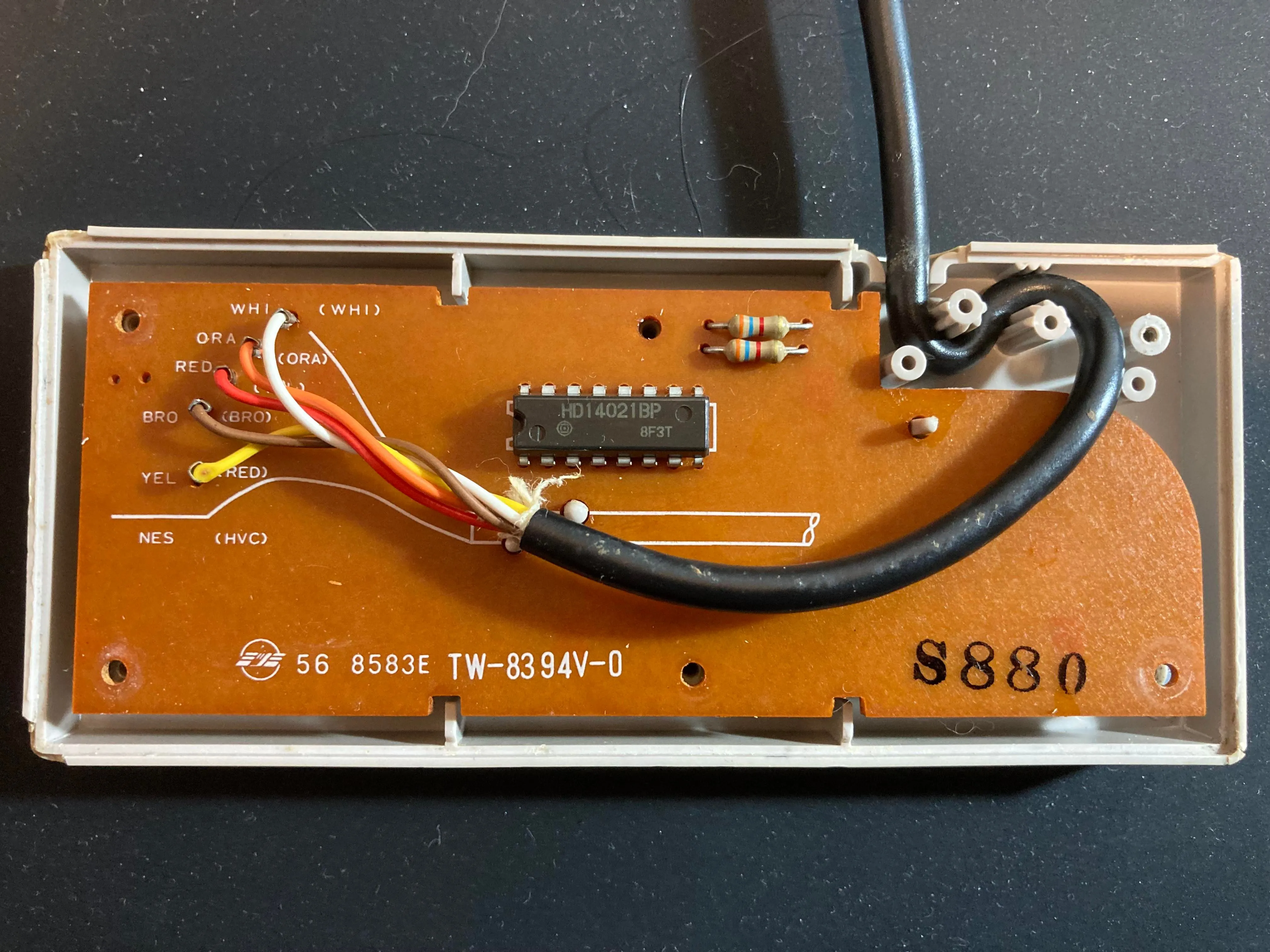 Bảng mạch in (PCB) mặt sau của tay cầm NES với thiết kế tối giản, tập trung vào độ bền và chi phí.
