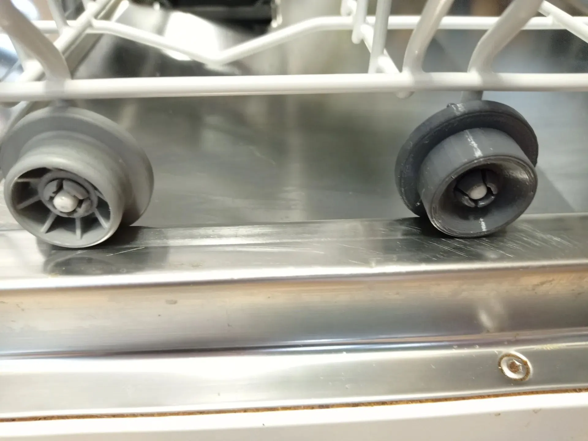 Bánh xe máy rửa bát được in 3D bằng nhựa PETG thay thế cho bộ phận bị hỏng.