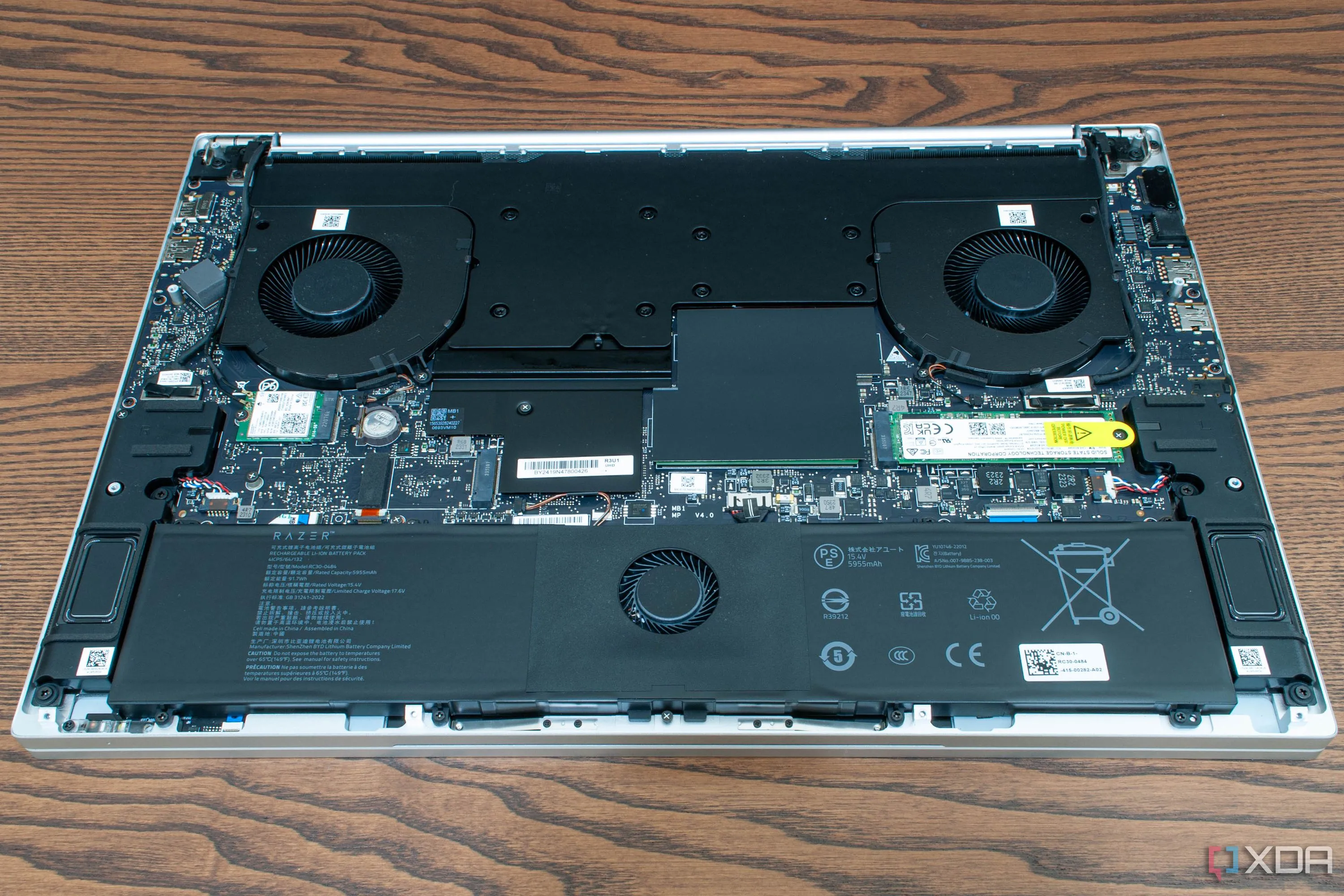 Bên trong một chiếc laptop Razer Blade 18, cho thấy các linh kiện cần được vệ sinh định kỳ để đảm bảo tản nhiệt hiệu quả.