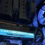 Bên trong thùng máy tính PC với tản nhiệt khí màu đen, card đồ họa EVGA RTX 3080 và quạt RGB lớn