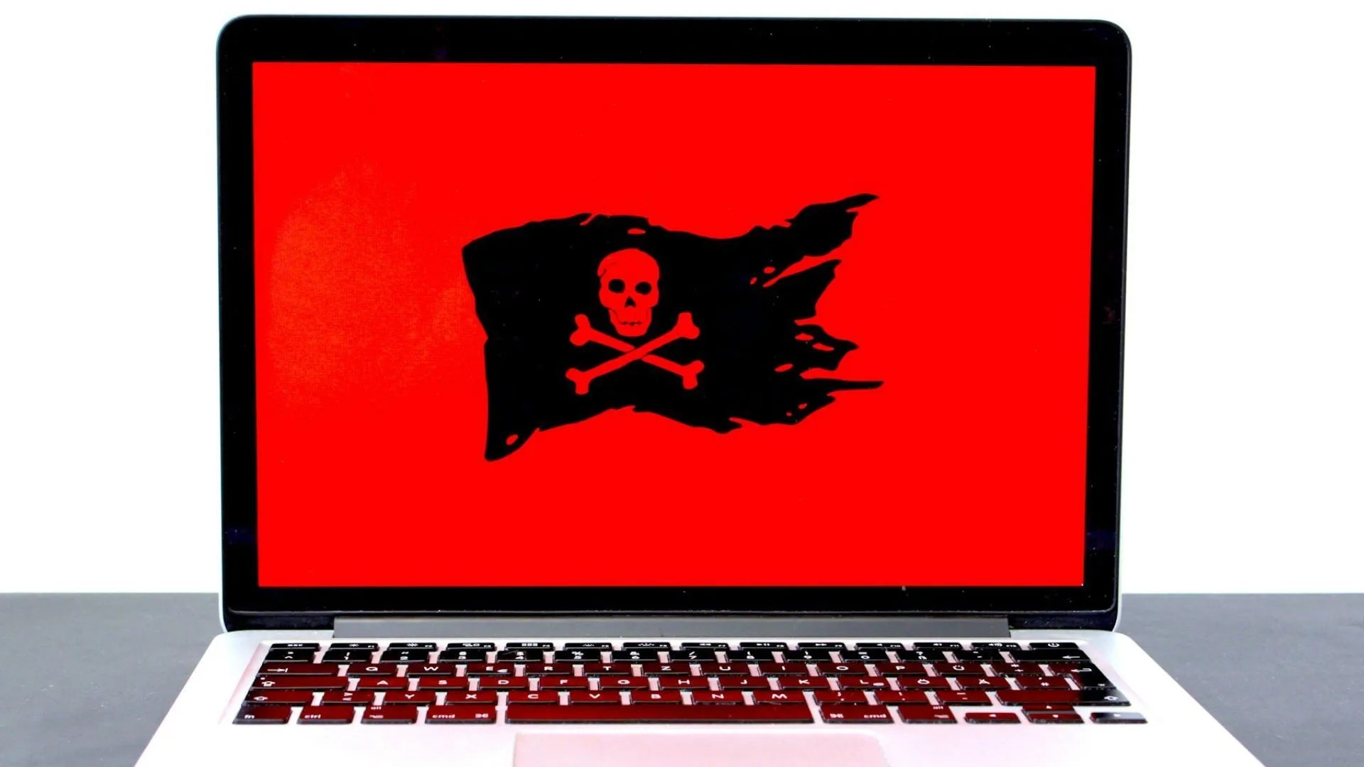 Biển báo nguy hiểm trên màn hình laptop, tượng trưng cho cảnh báo bảo mật