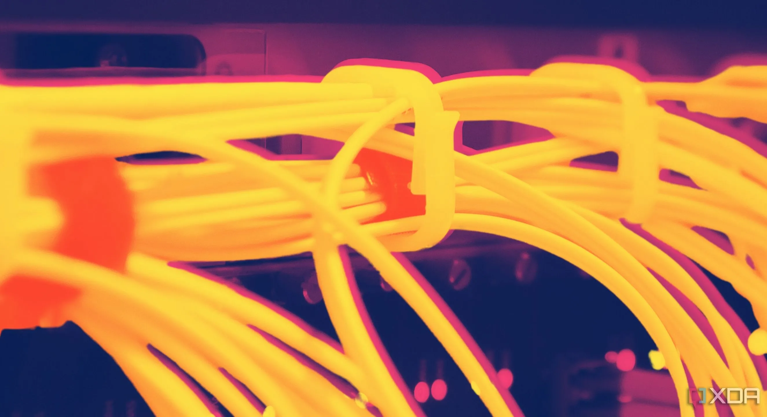 Bó cáp Ethernet màu cam trong phòng máy chủ