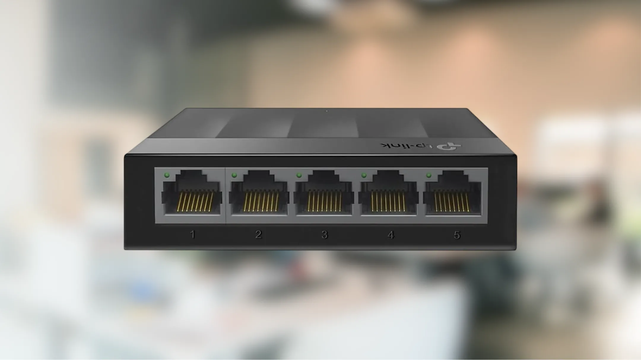 Bộ chia mạng TP-Link Litewave 5 cổng Gigabit Ethernet với các cổng kết nối và logo TP-Link, minh họa sự đơn giản trong cài đặt.