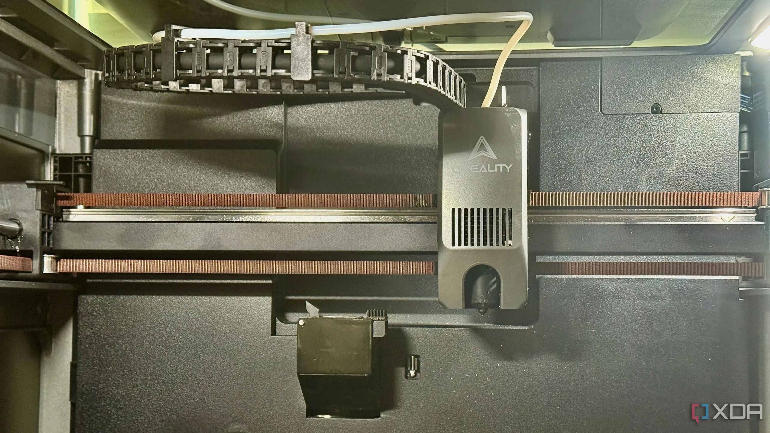Bộ đùn (extruder) của máy in 3D Creality K2 Plus đảm bảo dòng chảy nhựa ổn định và đáng tin cậy.