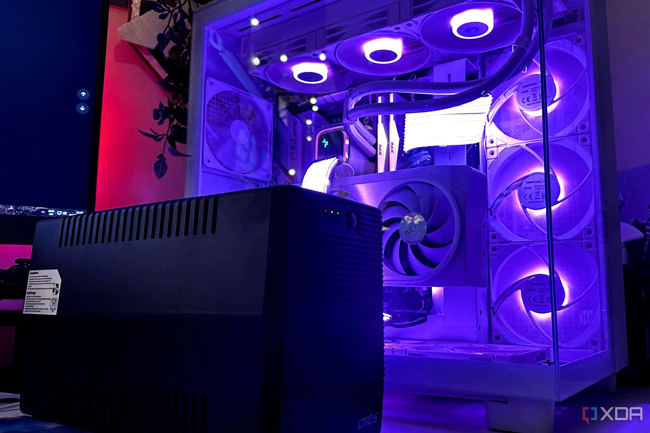 Bộ lưu điện UPS đen nằm cạnh thùng máy PC gaming