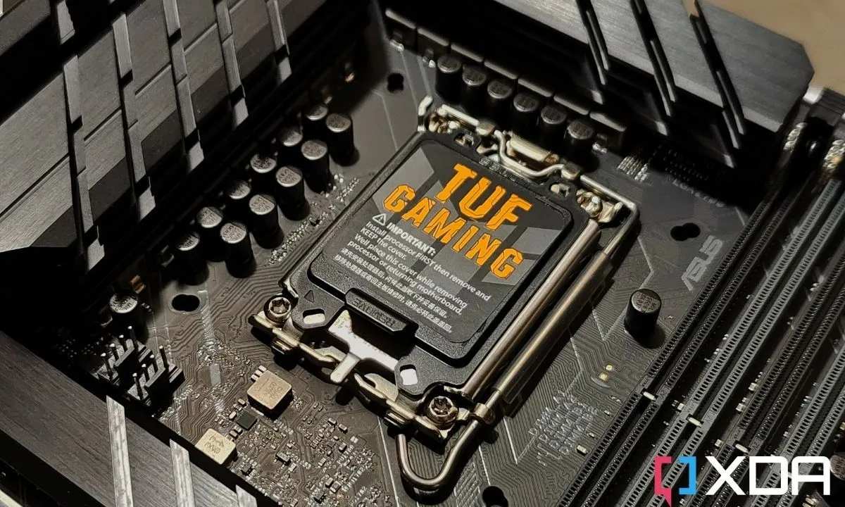 Bo mạch chủ ASUS TUF Gaming Z690-Plus WiFi D4, một ví dụ về mainboard có thể thiếu các tính năng cần thiết như cổng M.2 Gen5, USB 20Gbps hoặc heatsink đầy đủ ở phân khúc dưới 200 USD.