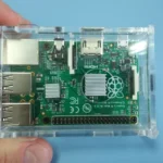Bo mạch Raspberry Pi B+ trong vỏ trong suốt, minh họa khả năng giả lập game retro mạnh mẽ và tiết kiệm