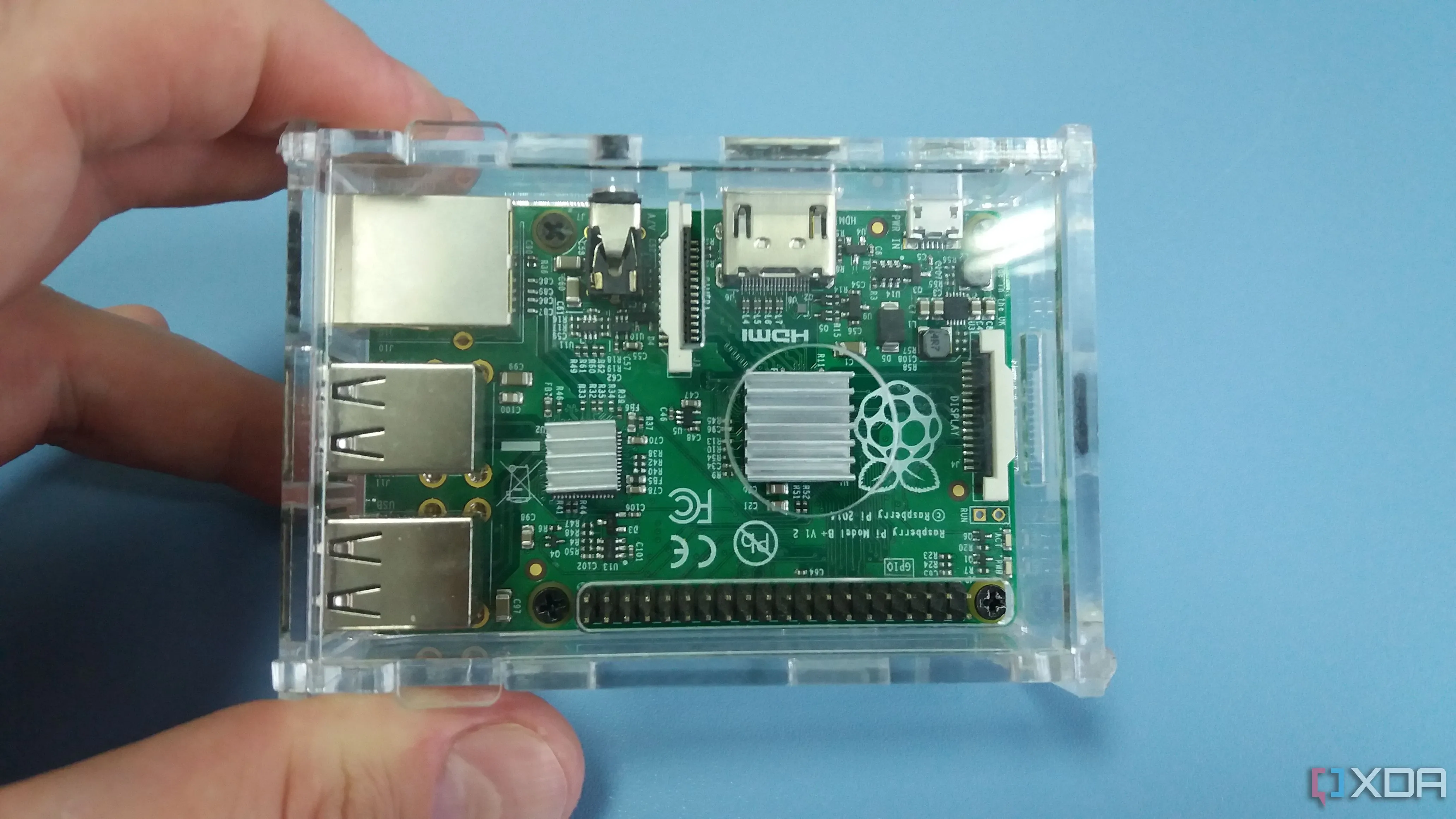 Bo mạch Raspberry Pi B+ trong vỏ trong suốt, minh họa khả năng giả lập game retro mạnh mẽ và tiết kiệm
