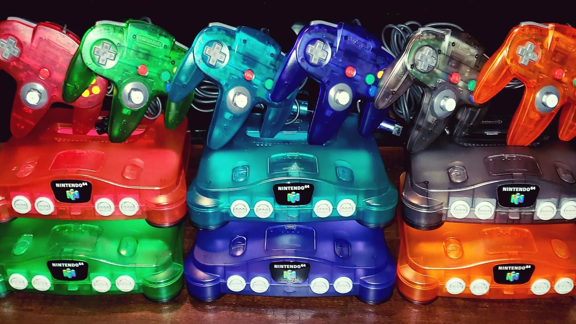 Bộ sưu tập các phiên bản Nintendo 64 với nhiều màu sắc và kiểu dáng khác nhau, bao gồm cả phiên bản vỏ trong suốt
