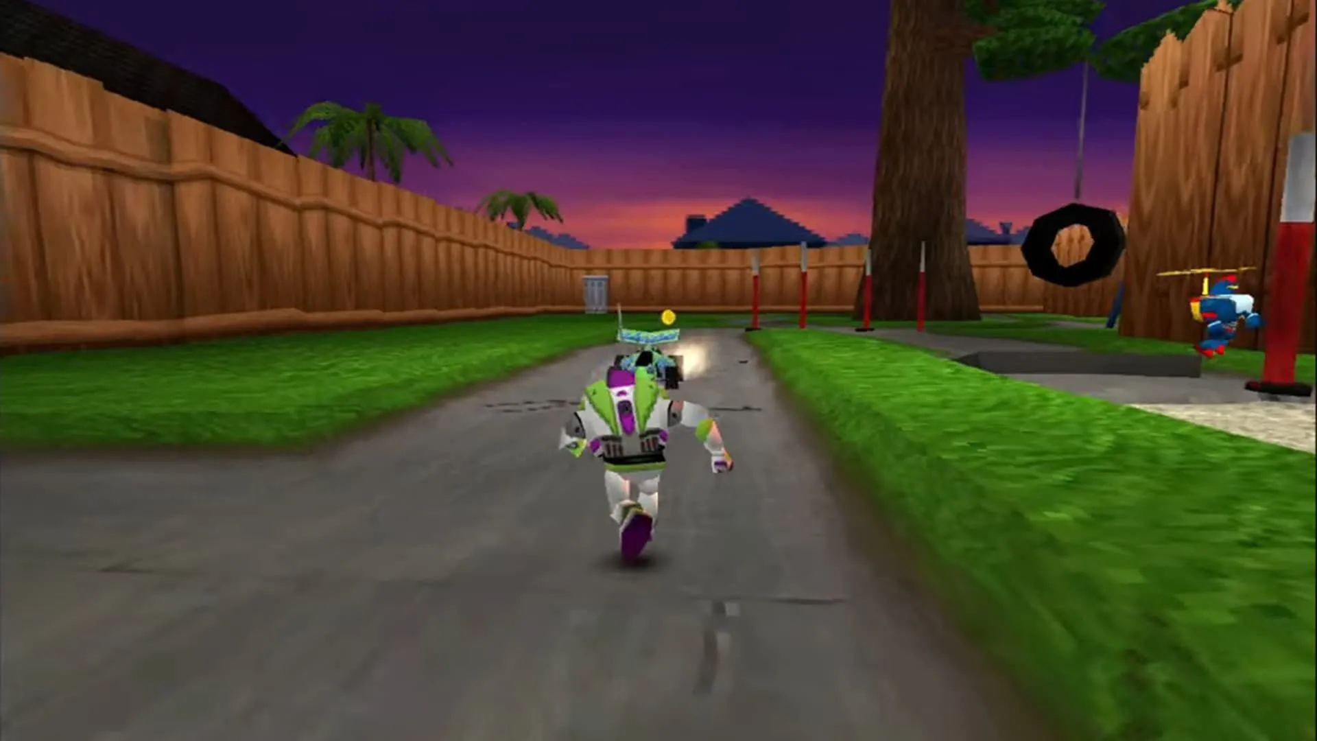 Buzz Lightyear chạy về phía RC trong màn chơi Khu Phố của tựa game Toy Story 2: Buzz Lightyear to the Rescue, một game cổ điển trên PlayStation.