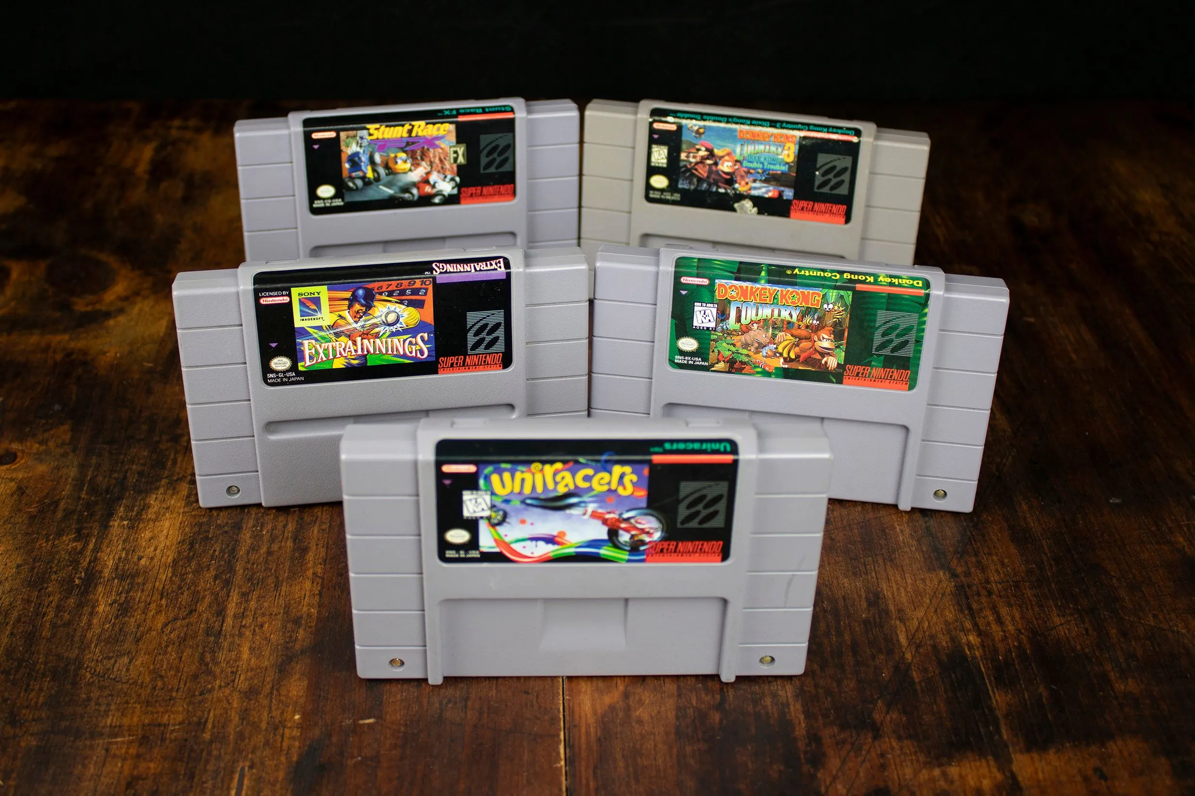 Các băng game SNES (Super Nintendo Entertainment System) xếp chồng, biểu tượng của quyền sở hữu game vật lý thời xưa