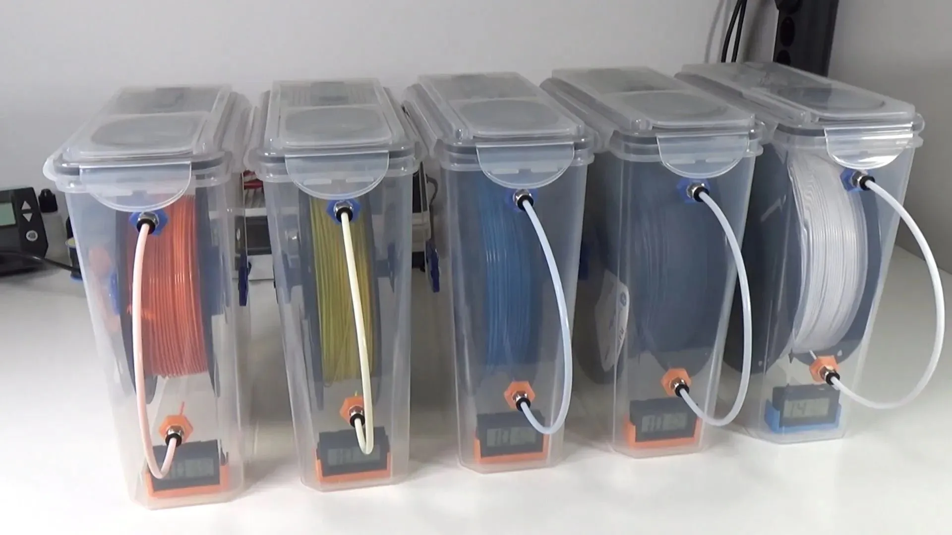 Các hộp sấy khô filament và hộp bảo quản chống ẩm giúp duy trì chất lượng cuộn nhựa in 3D.