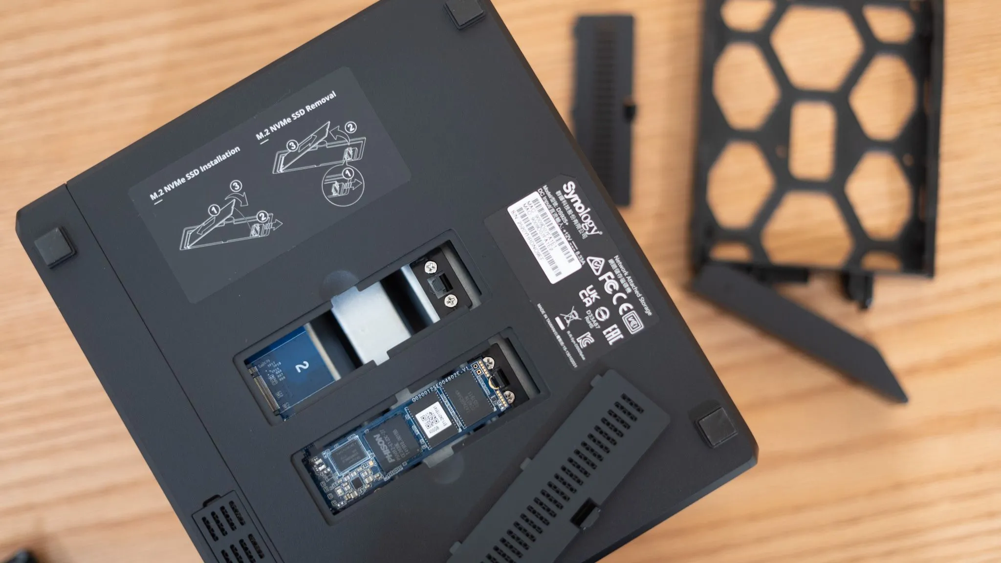 Các khe cắm NVMe trên Synology DS925+ tăng tốc hiệu năng NAS để chia sẻ file