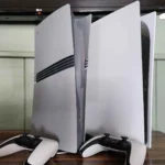 Các máy chơi game PlayStation 5 và tay cầm trên bàn, tượng trưng cho sự lựa chọn console hợp lý
