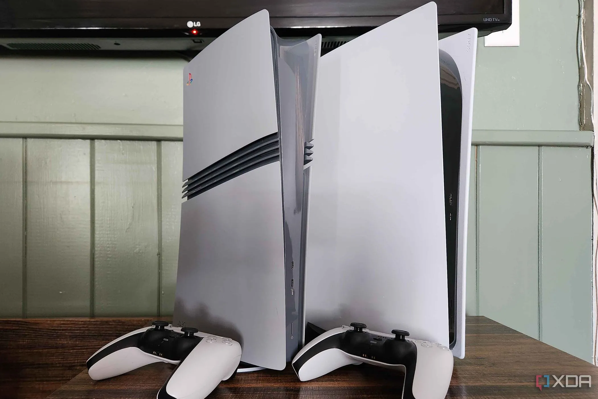 Các máy chơi game PlayStation 5 và tay cầm trên bàn, tượng trưng cho sự lựa chọn console hợp lý