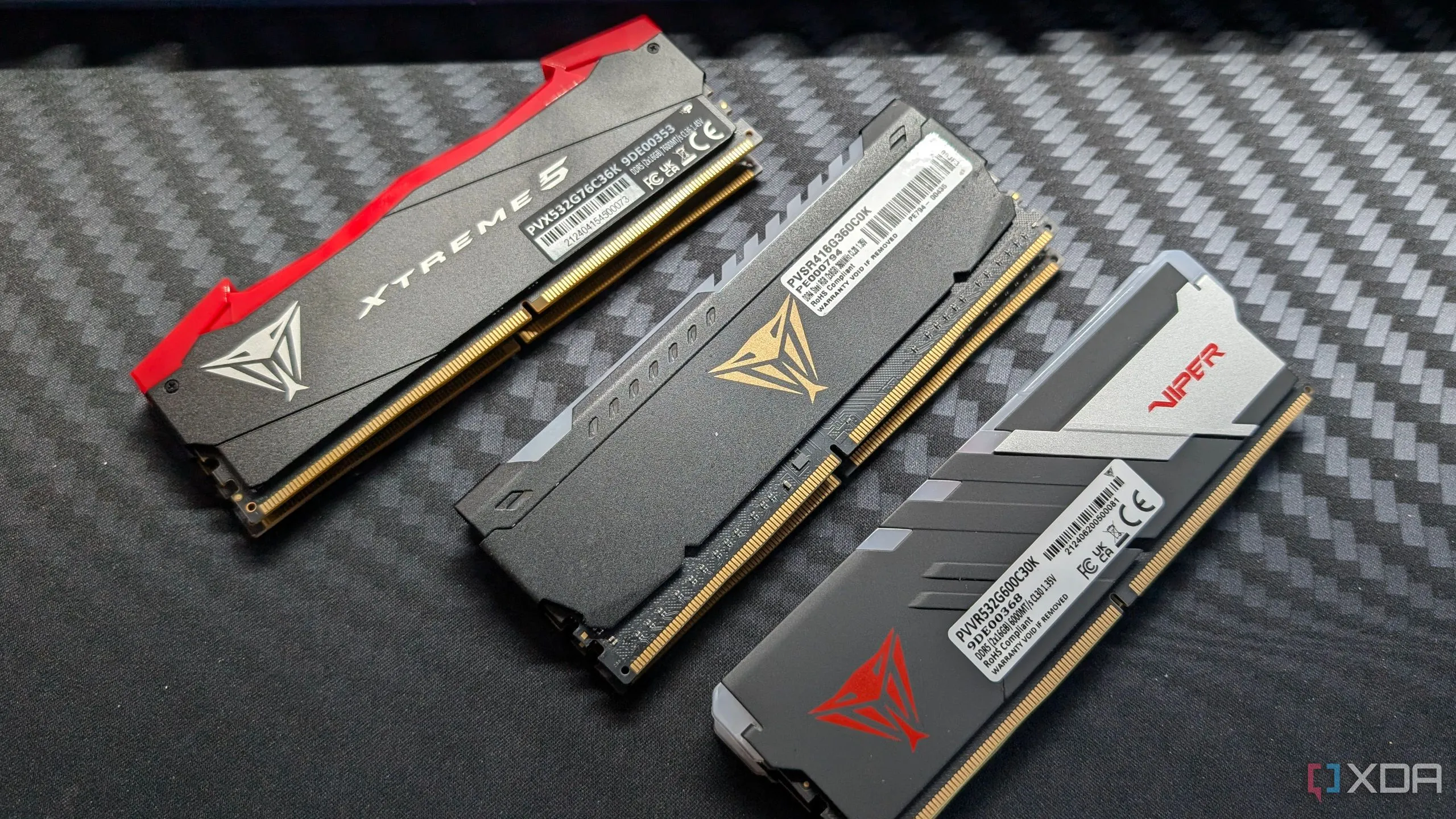 Các mô-đun bộ nhớ RAM DDR4 và DDR5 trên bàn làm việc, gợi ý nâng cấp RAM cho hệ thống Linux