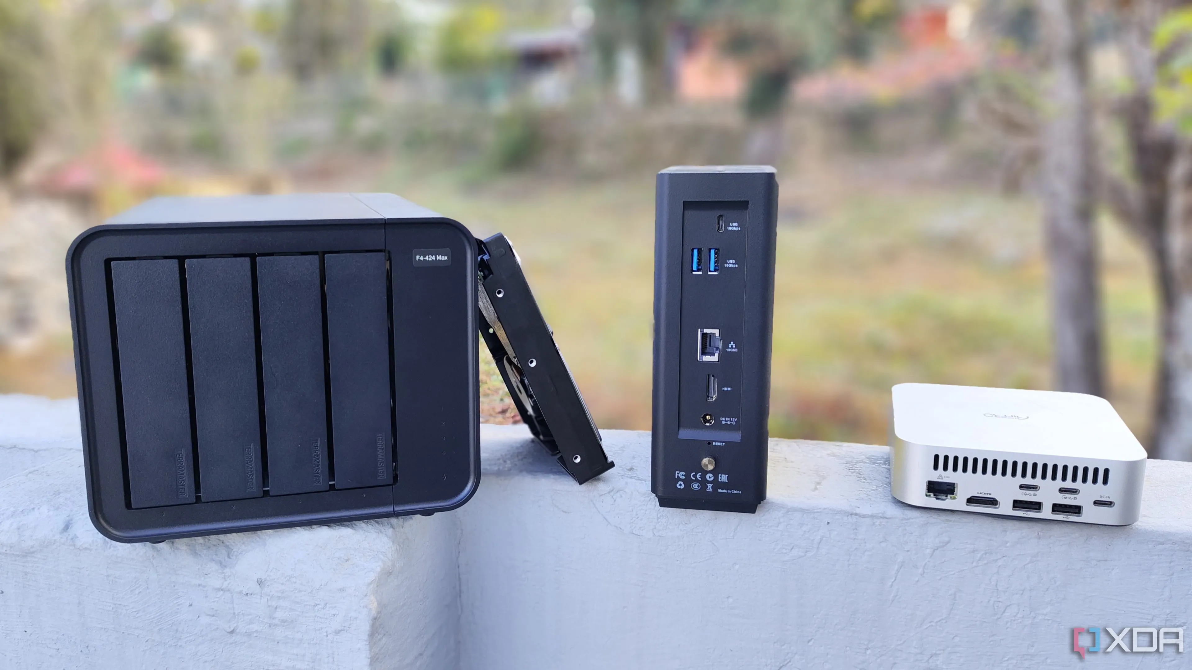 Các thiết bị NAS phổ biến như TerraMaster F4-424 Max, F8 SSD Plus và Aiffro K100 đặt cạnh nhau