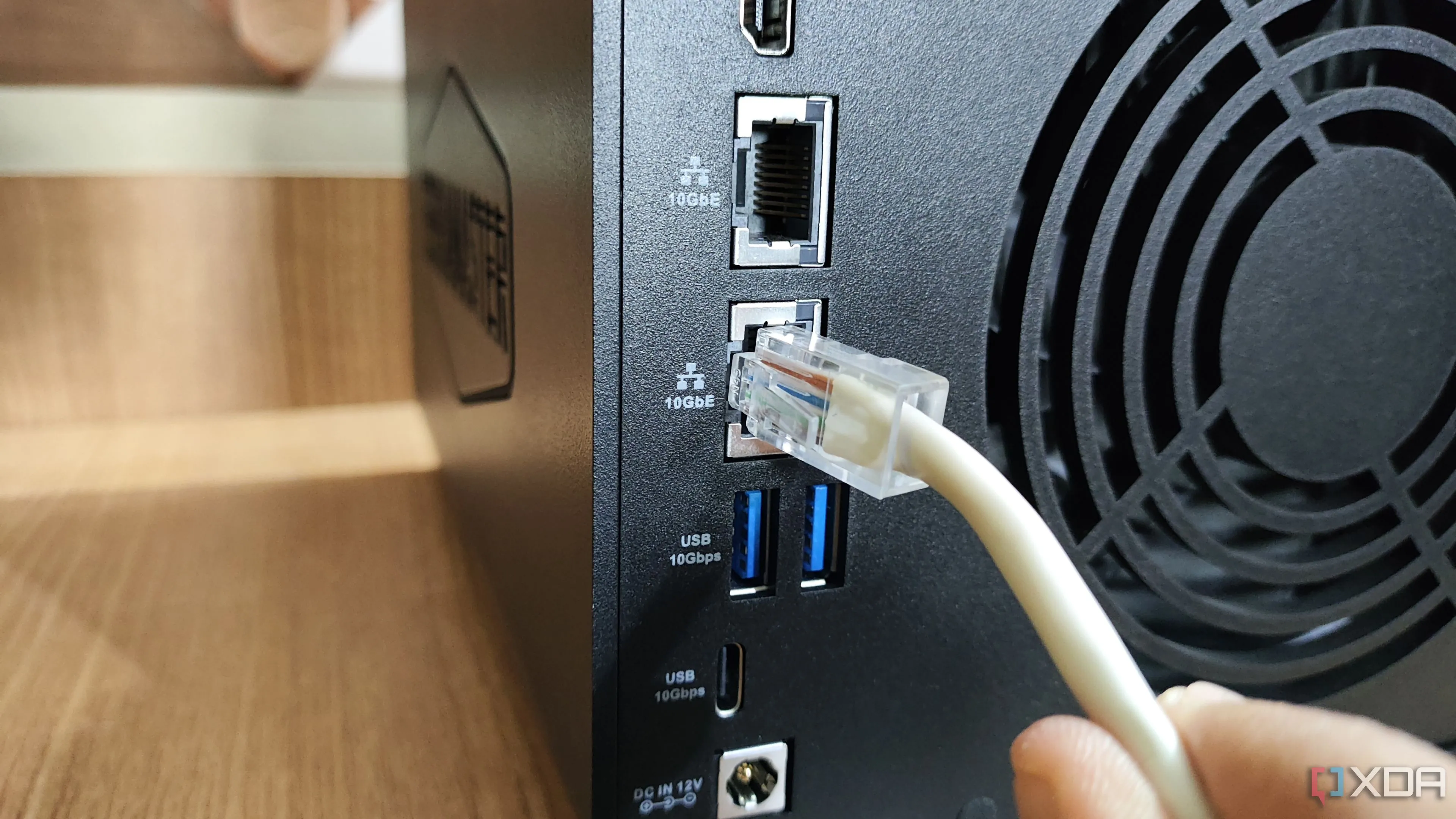 Cắm cáp Ethernet vào cổng LAN 10GbE trên NAS TerraMaster F4-424 Max, minh họa tầm quan trọng của kết nối mạng tốc độ cao cho NAS.