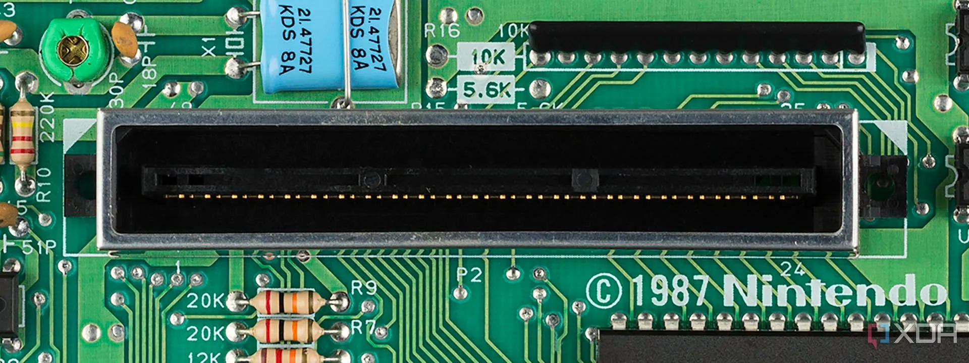 Cận cảnh bộ kết nối 72-pin của Nintendo NES Mk1