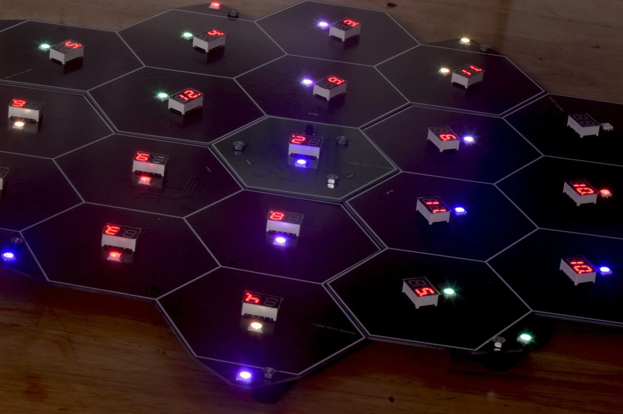 Cận cảnh bo mạch điều khiển của Calculus, phiên bản Settlers of Catan chạy Raspberry Pi