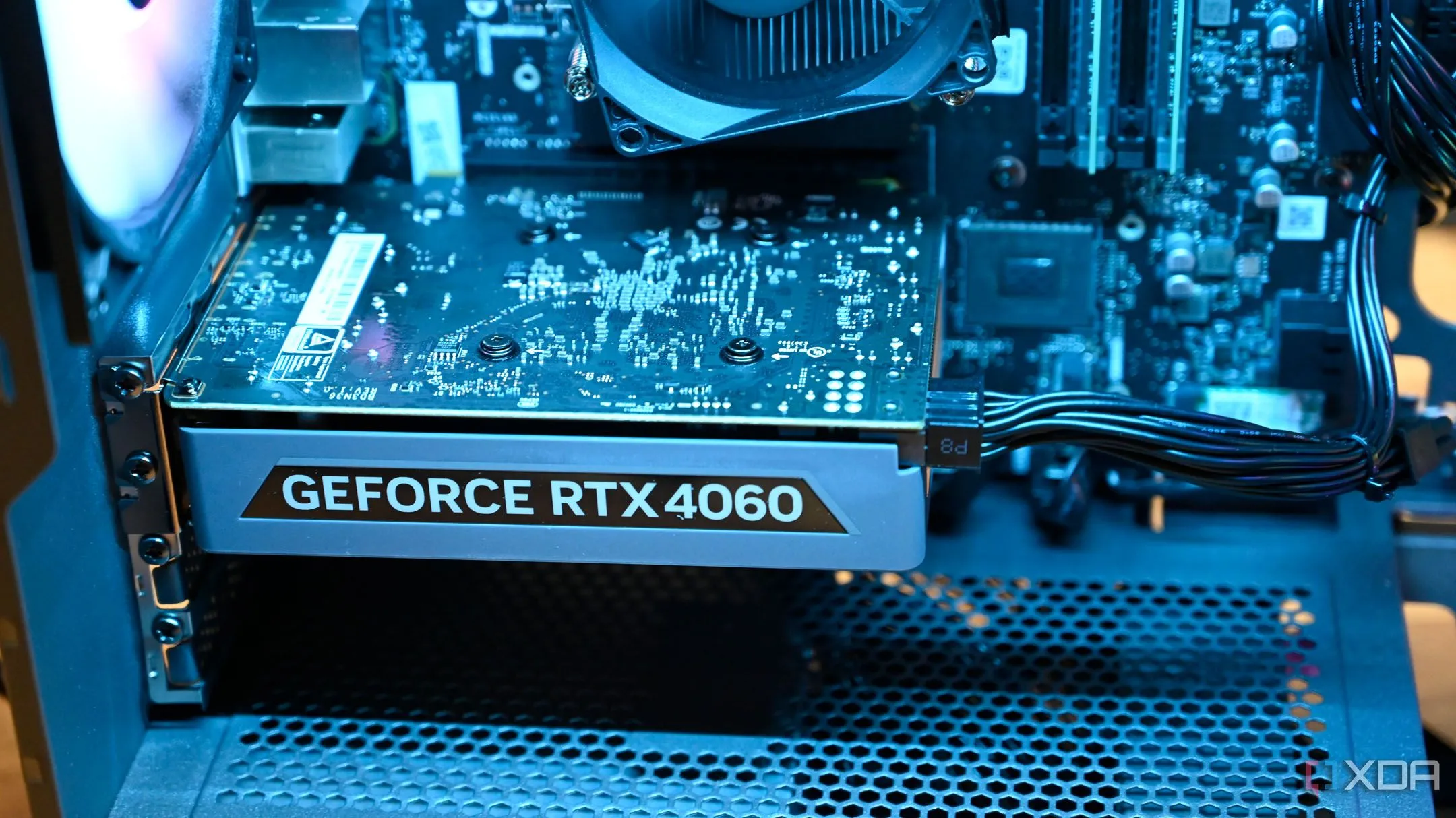 Cận cảnh card đồ họa Nvidia GeForce RTX 4060 với 8GB VRAM bên trong Lenovo Legion Tower 5i Gen 8, đặt ra câu hỏi về tuổi thọ và giá trị đầu tư dài hạn của dòng card này.