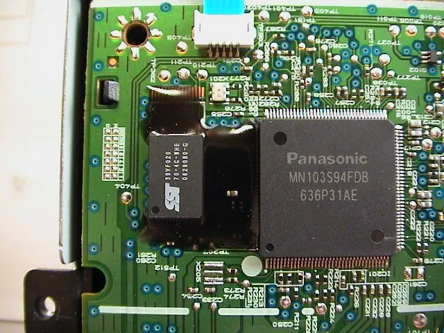 Cận cảnh chip flash firmware của ổ đĩa DVD Xbox 360 bị phủ nhựa thông dày để ngăn chặn hacker truy cập.