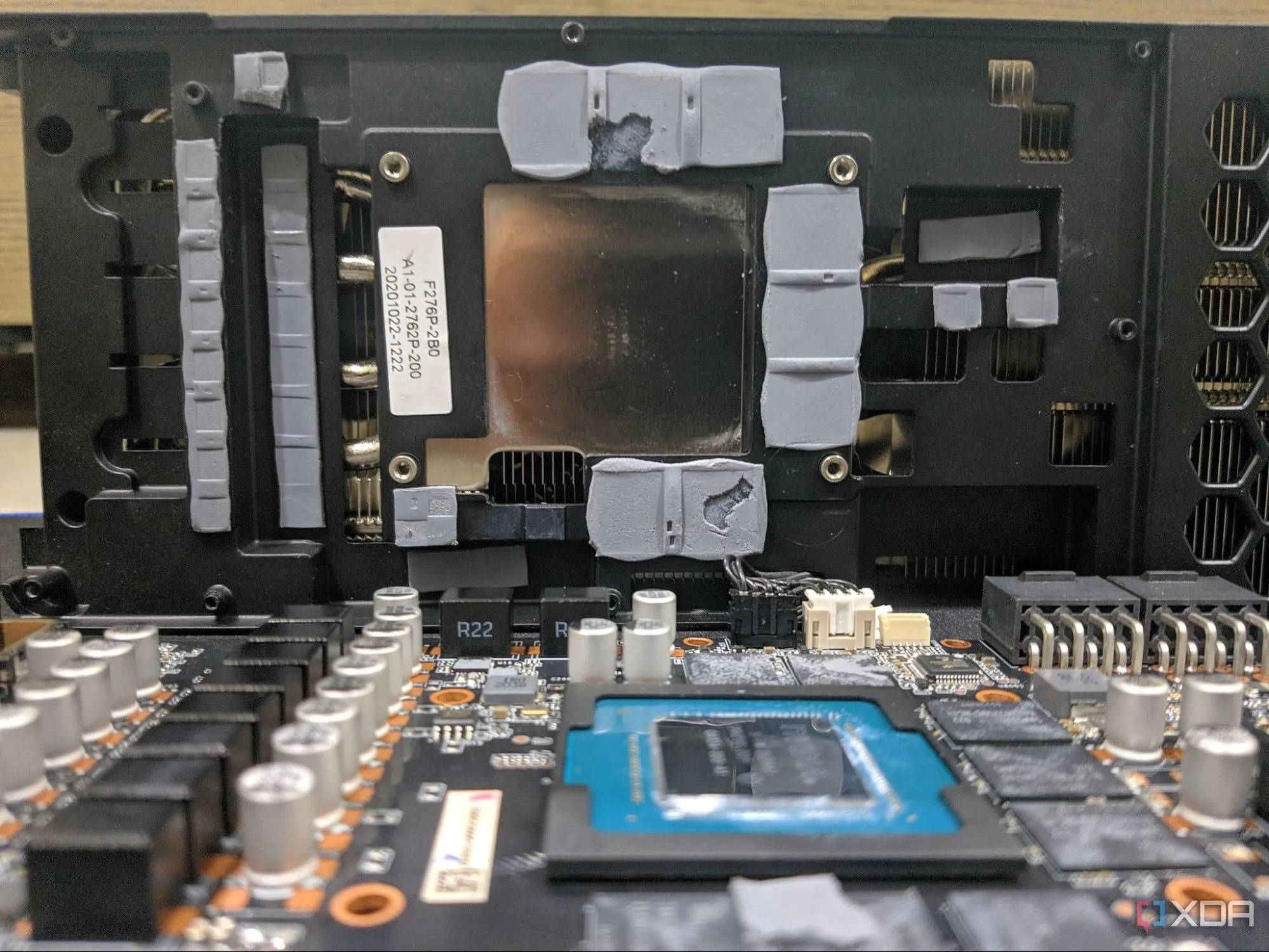 Cận cảnh chip GPU RTX, tản nhiệt và các thermal pad sau khi tháo rời