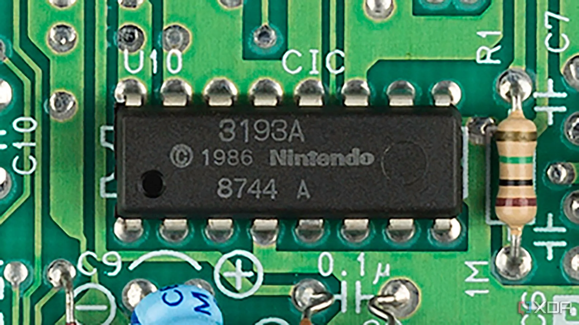 Cận cảnh chip khóa CIC trên bo mạch máy NES Mk1 của Nintendo, cơ chế bảo vệ game khỏi vi phạm bản quyền.