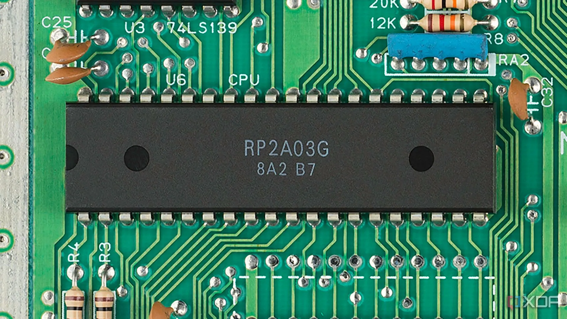 Cận cảnh CPU Ricoh 6502 của Nintendo NES Mk1