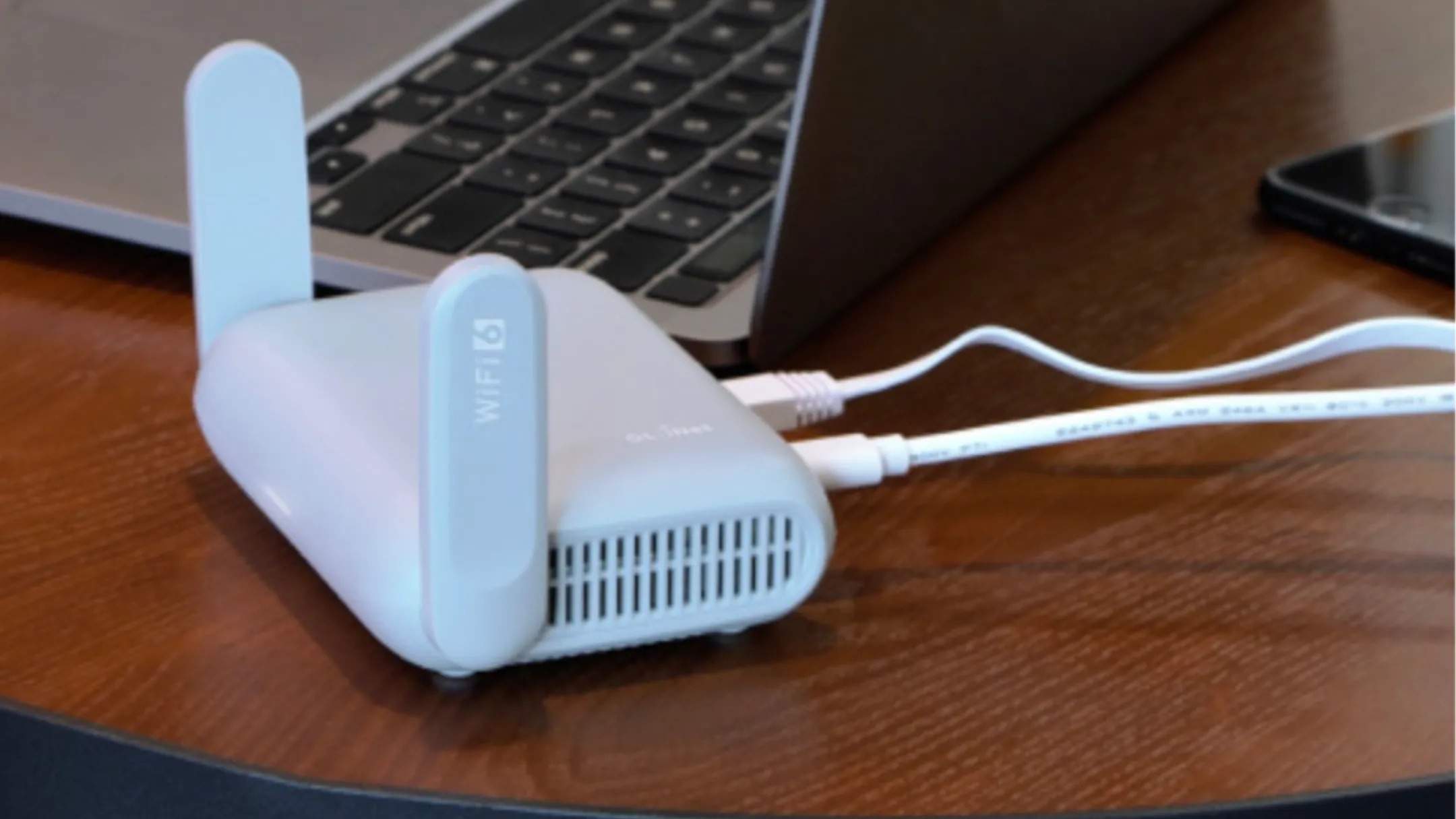 Cận cảnh router du lịch GL.iNet GL-MT3000 nhỏ gọn với các cổng kết nối đa dạng