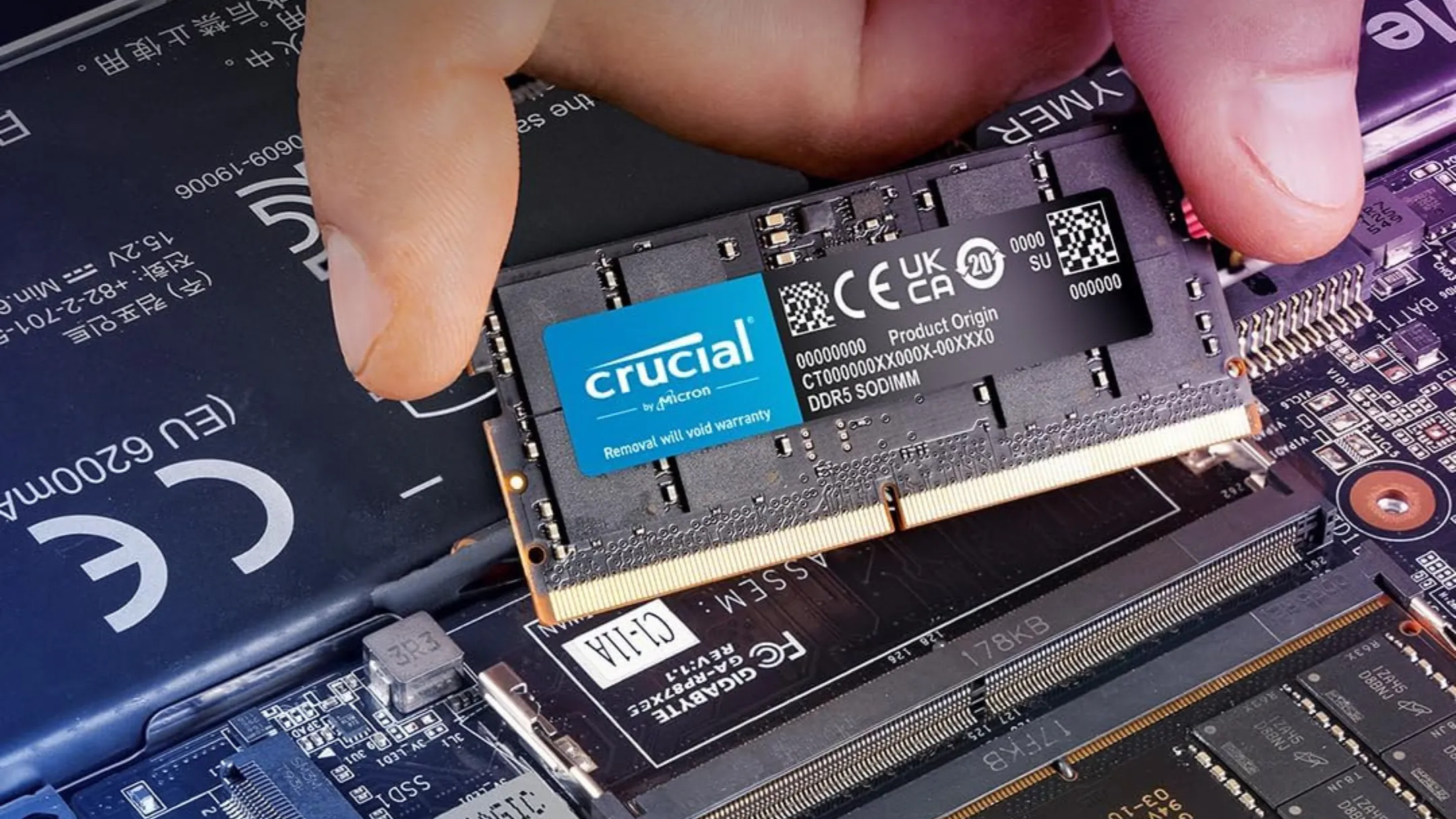 Cận cảnh thanh RAM Crucial DDR5 được lắp đặt trong laptop