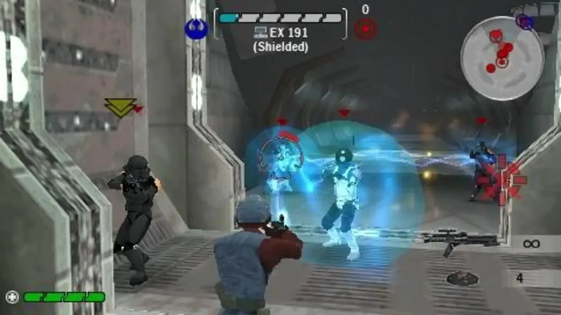 Cảnh chơi Star Wars Battlefront Renegade Squadron trên PSP, cho thấy một lính của Liên minh Nổi dậy đang đối mặt với lính Đế chế trong một môi trường đô thị.