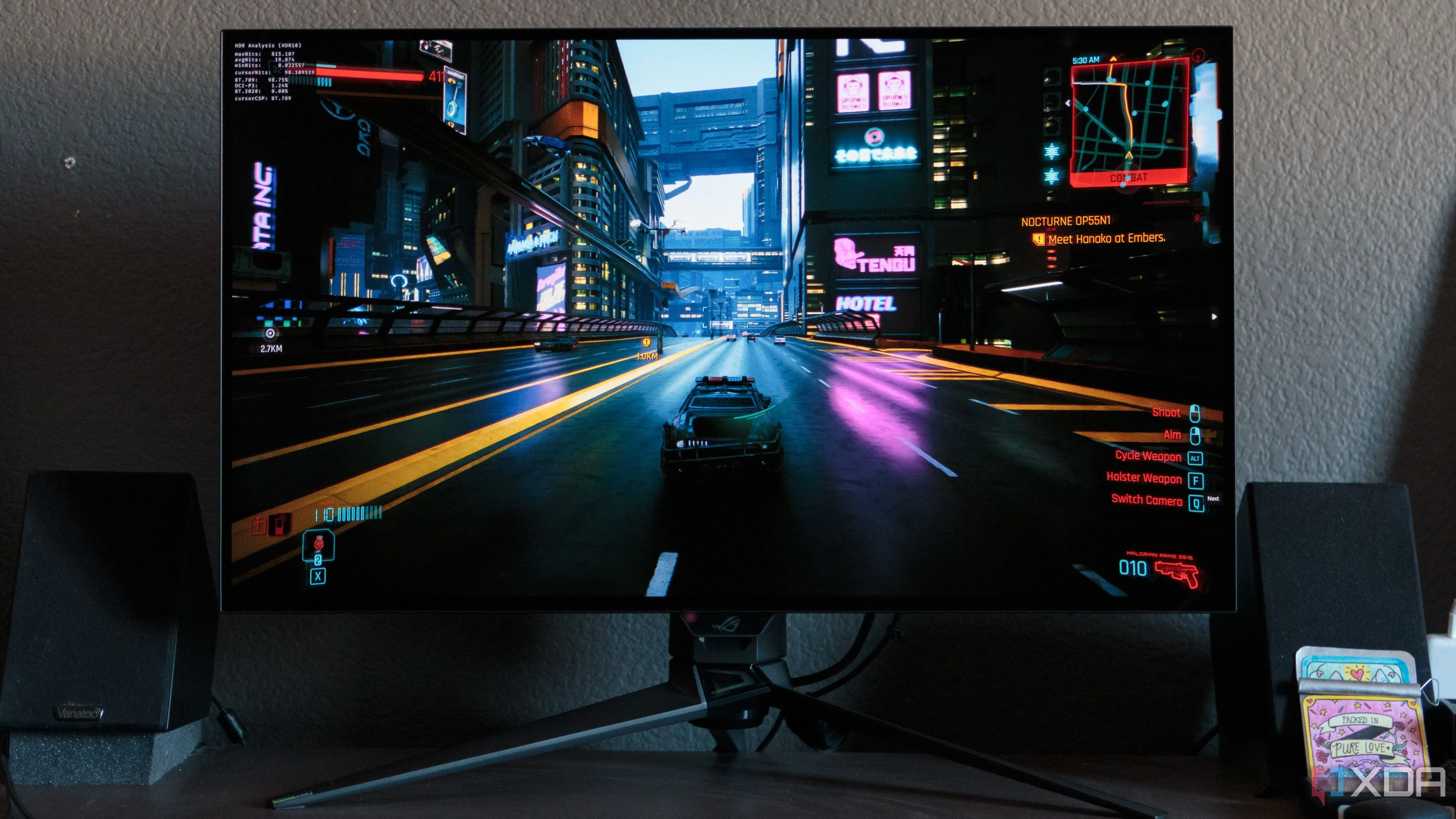 Cảnh đua xe trong game hiển thị sắc nét trên màn hình ASUS ROG PG32UCDP, minh họa xu hướng gaming độ phân giải cao 1440p và 4K.