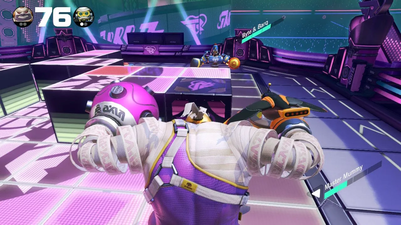 Cảnh một trận đấu sôi động trong game đối kháng ARMS trên Nintendo Switch, nơi các nhân vật sử dụng cánh tay co giãn độc đáo.