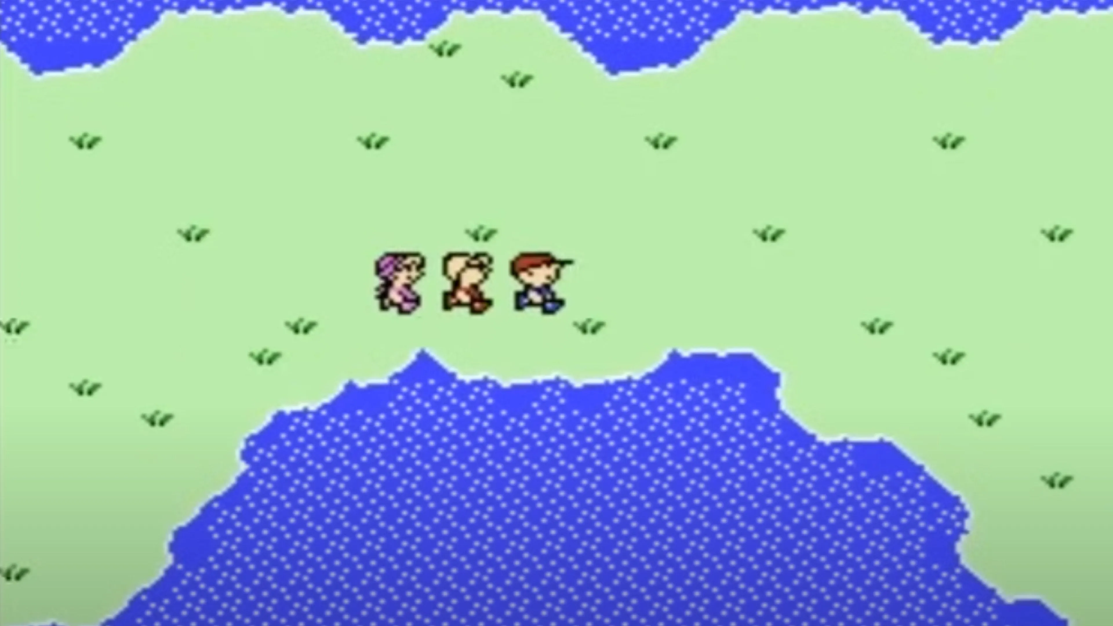 Cảnh trong game Earthbound Beginnings với ba nhân vật đang di chuyển trên bản đồ