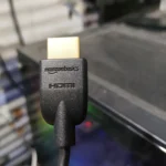 Cáp HDMI 2.2 mới với băng thông siêu tốc đặt trước máy tính bàn